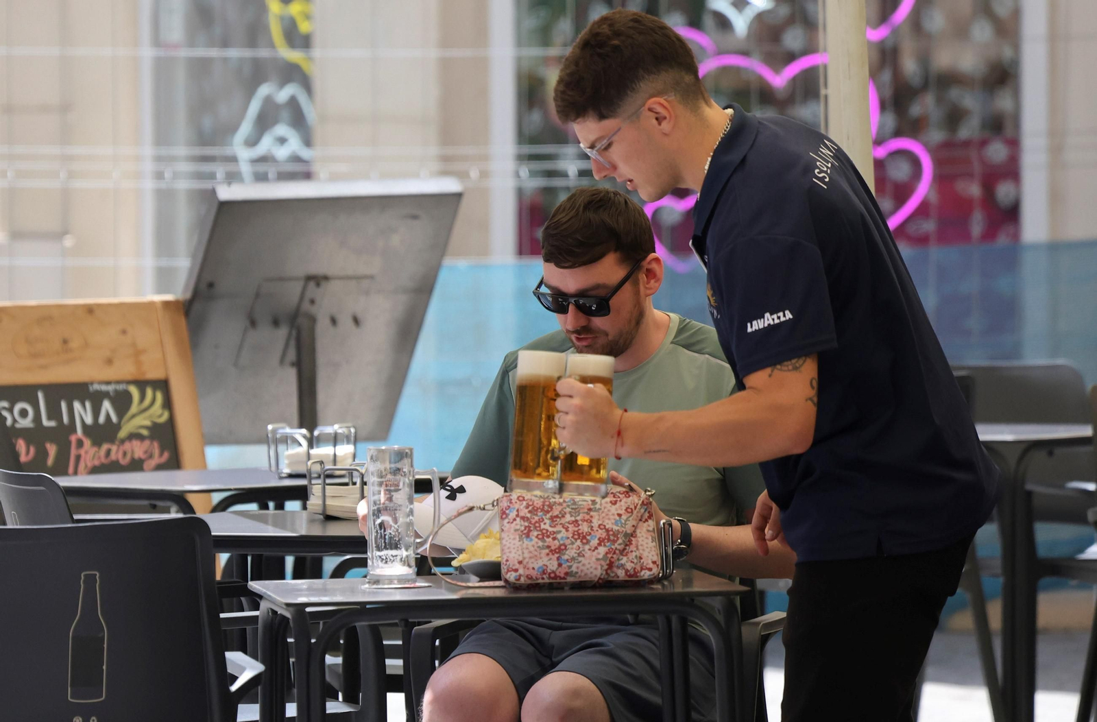 Un camarero atendiendo a un cliente.