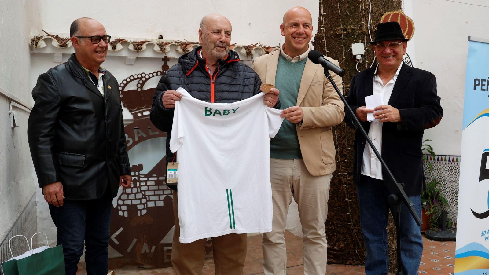 Pedro Curtido hace entrega de una camiseta de la selección andaluza a Baby Pedro Curtido hace entrega de una camiseta de la selección andaluza a Baby