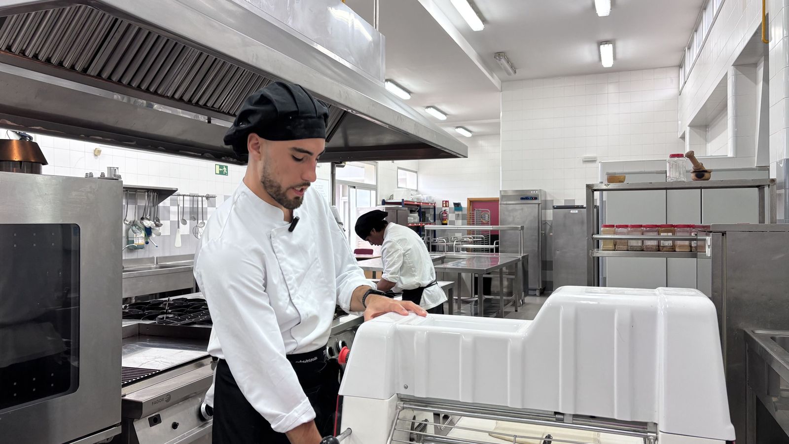 Jorge preparando un hojaldre en las cocinas del IES La Rosaleda