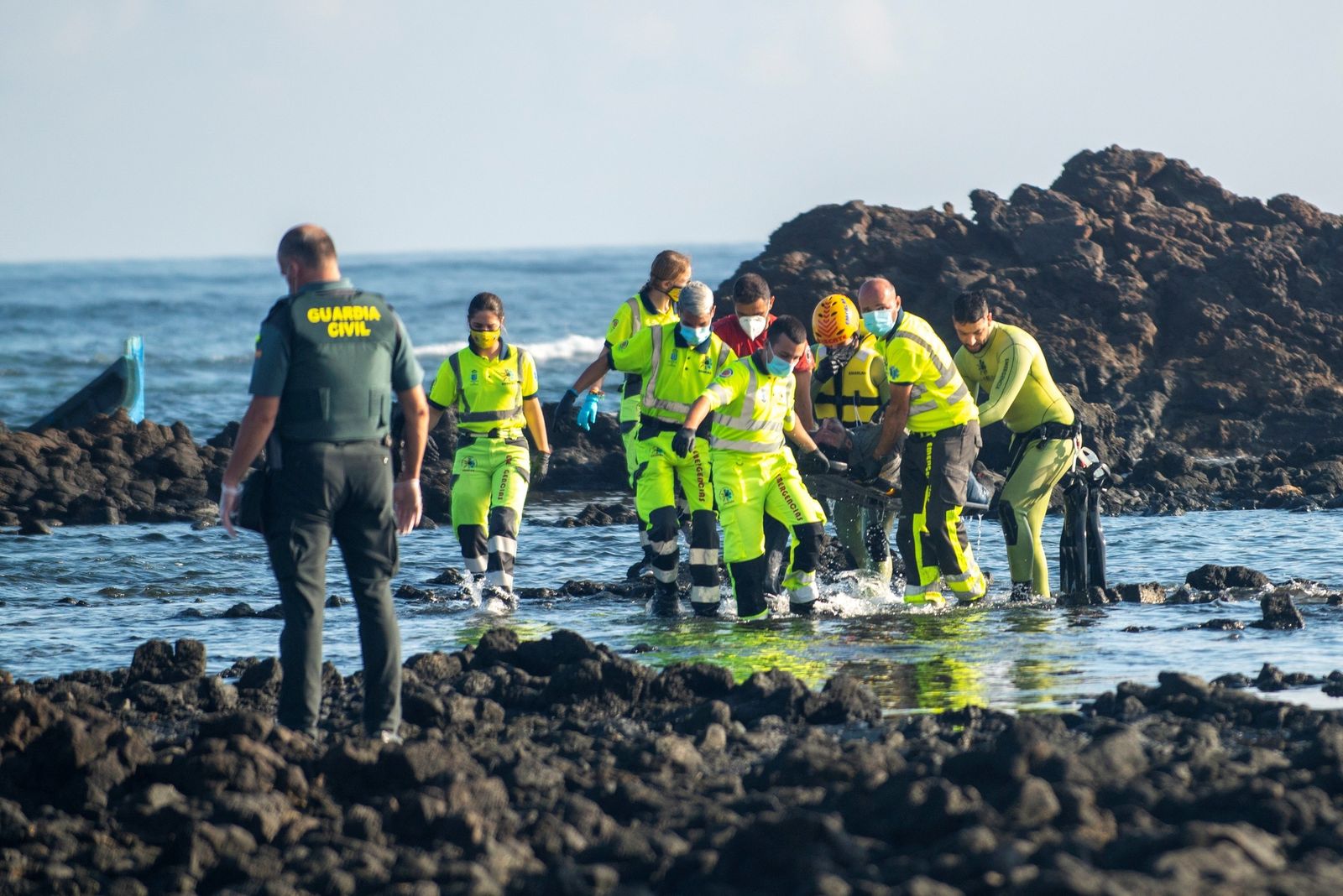 Rescate de los restos mortales de un fallecido en las costas de Lanzarote, el pasado año.