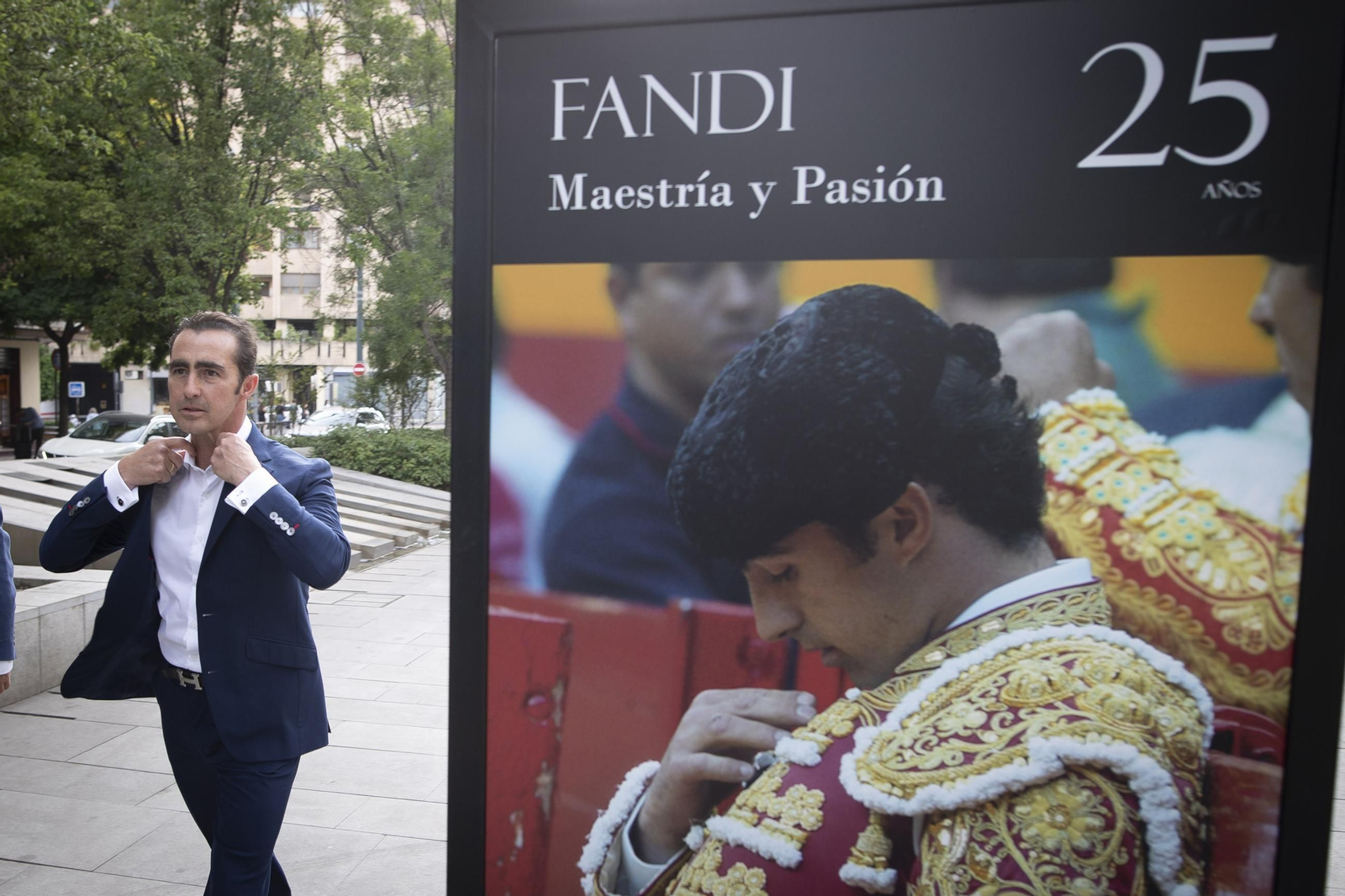 Las imágenes de la nueva exposición al aire libre que rinde homenaje a “El Fandi” en Granada