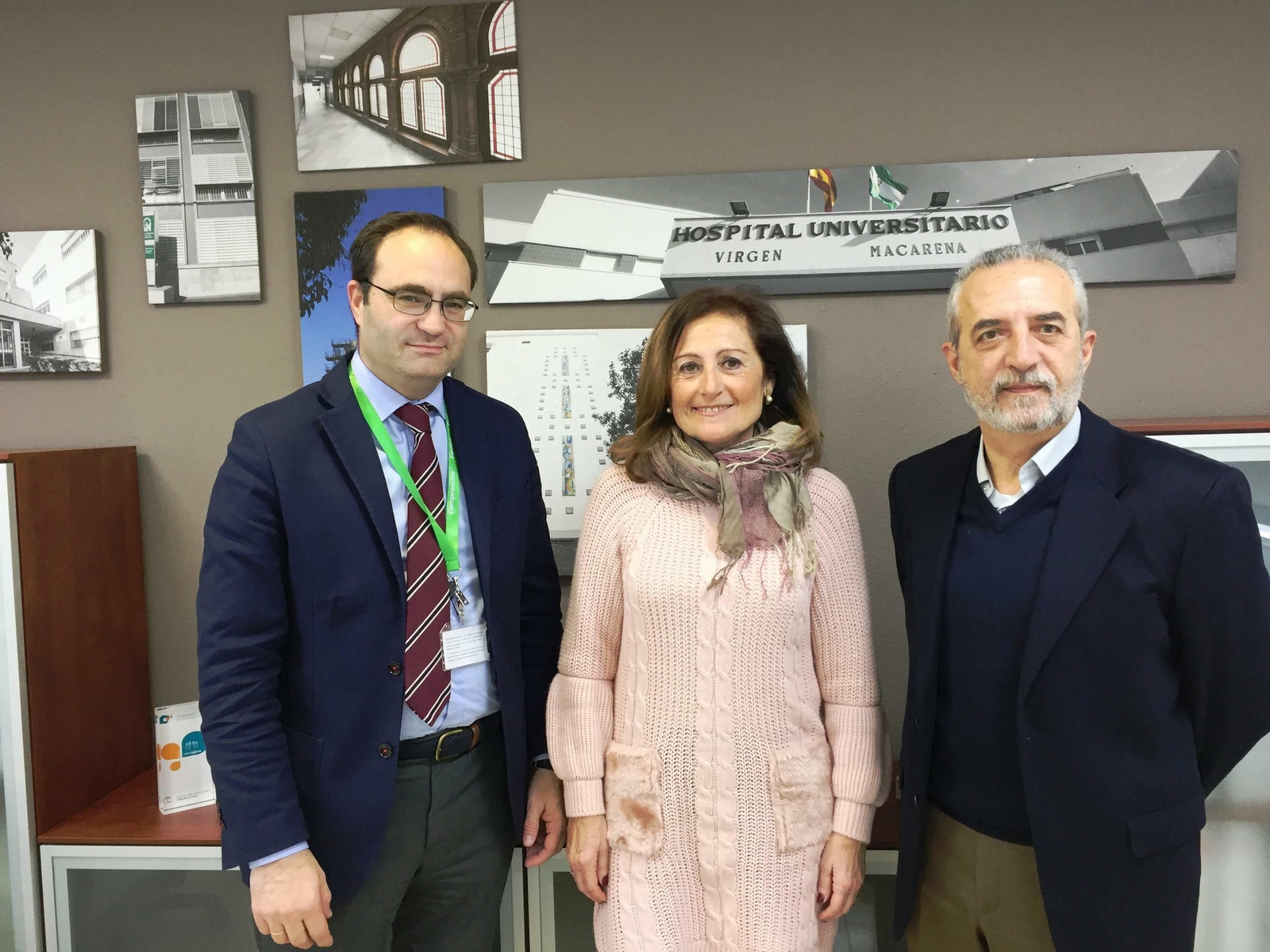 Antonio Castro, María Ángeles Sánchez y Juan Manuel Flores, en el hospital Macarena.