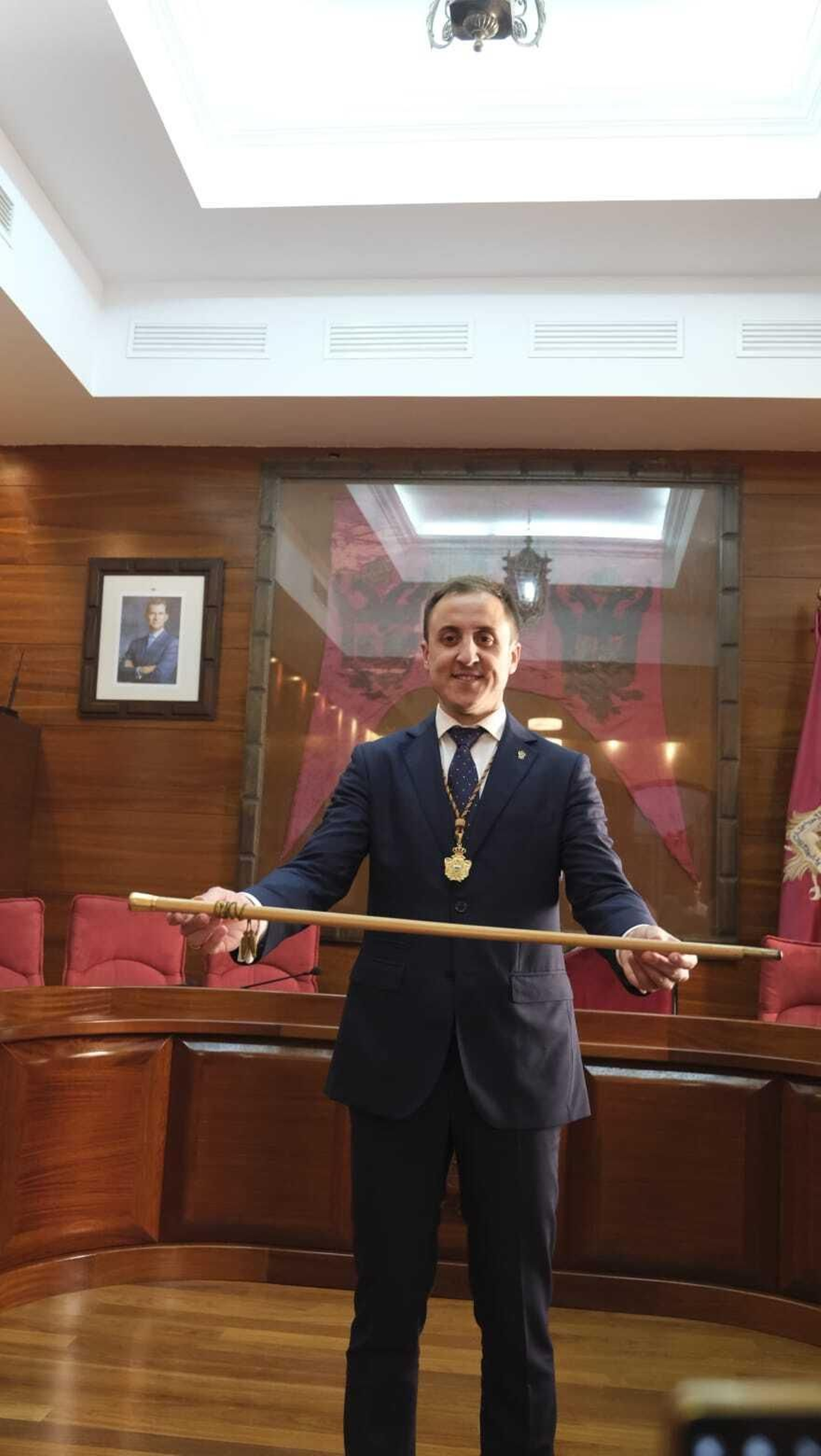Alfonso García Ramos sostiene la vara de mando que le acredita como alcalde de Vera.