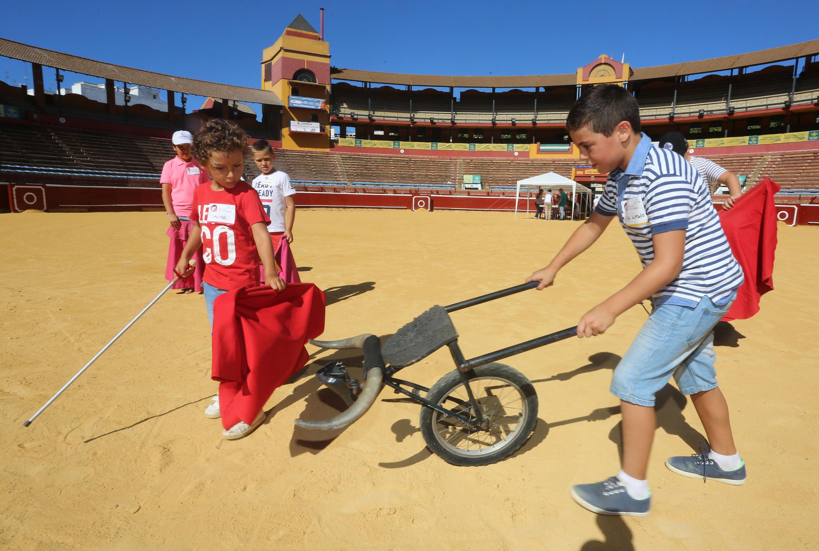 Javier Ortiz, hijo del torilero de la Plaza de La Merced, da un pase con la muleta a una carretilla.