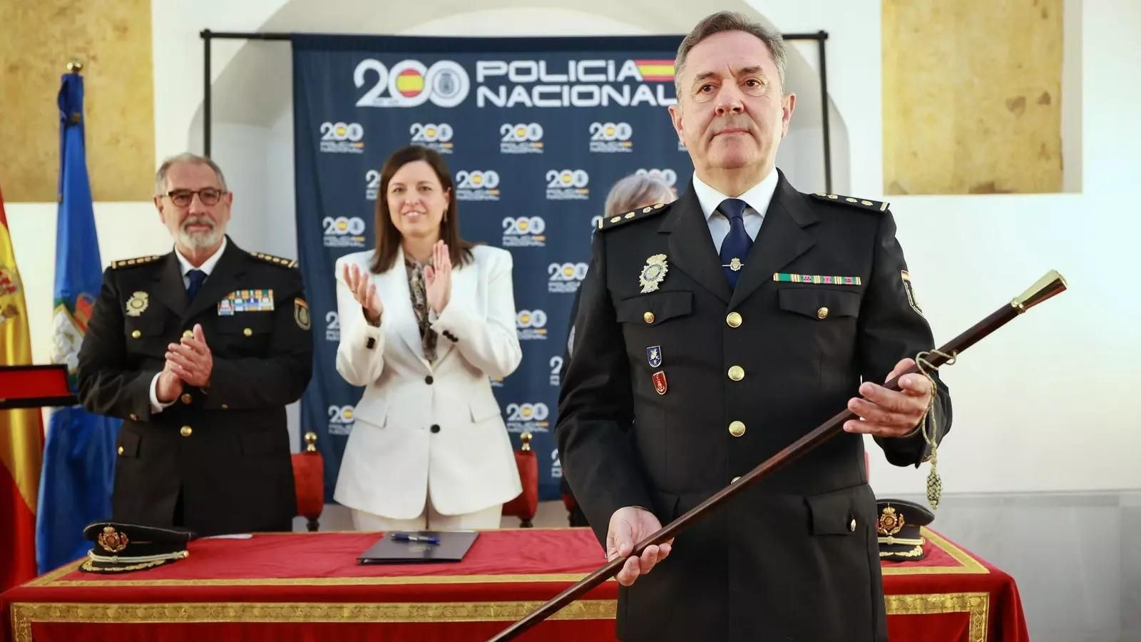 Juan José de Guillermo, el día en que tomó posesión del cargo. Detrás, la alcaldesa, Patricia Cavada, y el comisario jefe provincial, Santos Bernal.