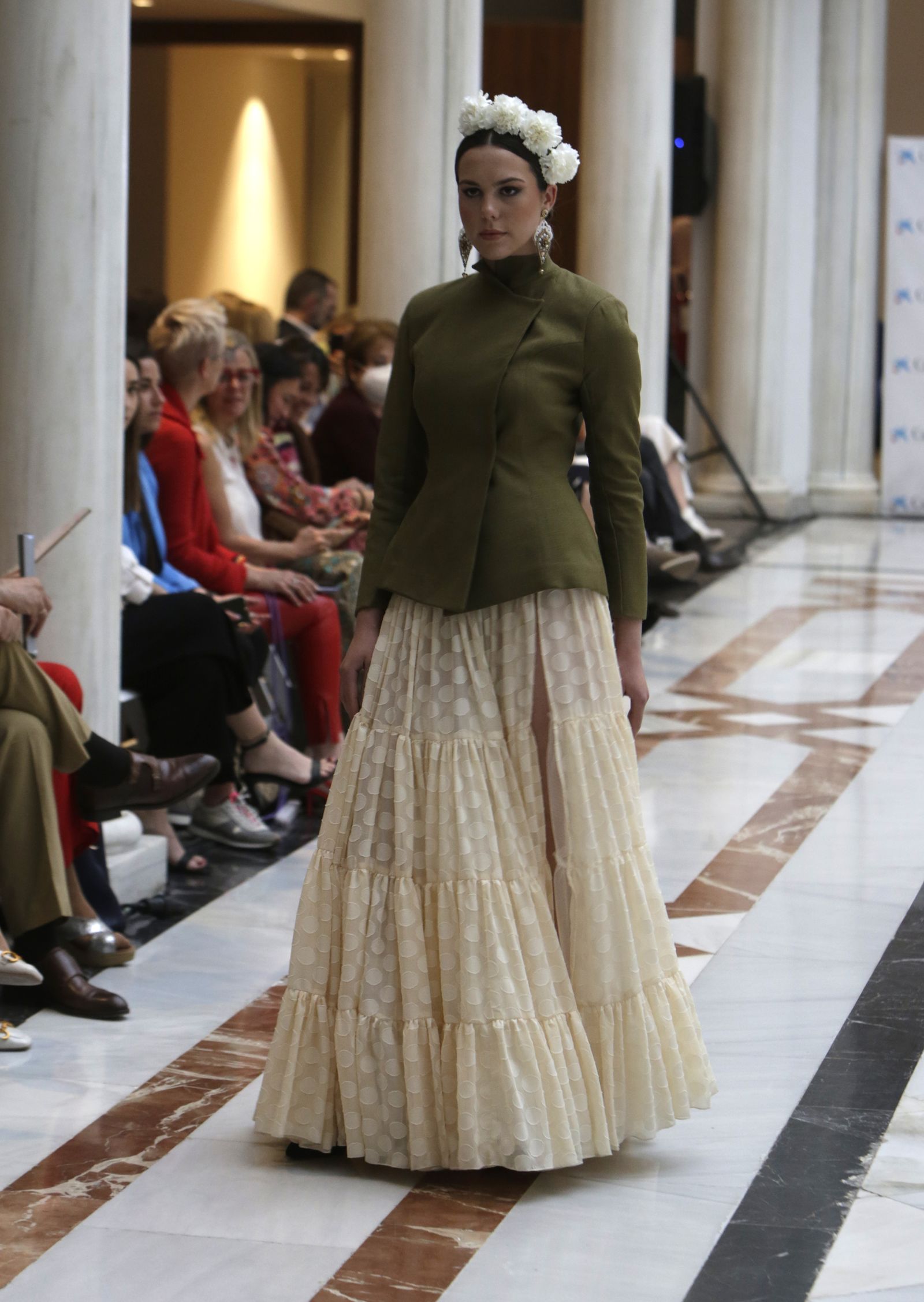 Desfile moda flamenca en las vísperas de la Feria de Abril CaixaBank