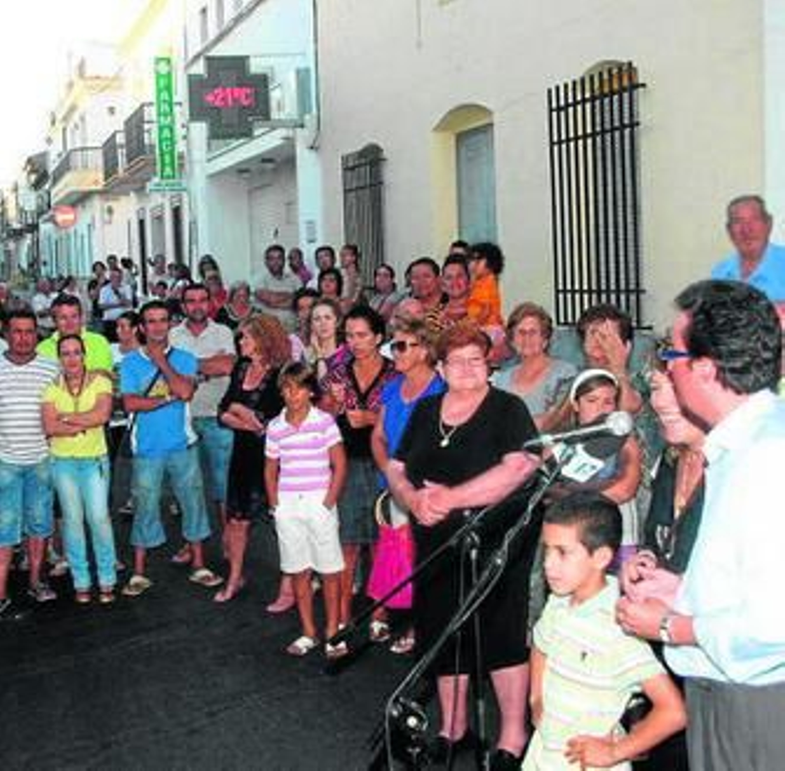 El alcalde de Lepe, Manuel Andrés González, se dirige a los vecinos.