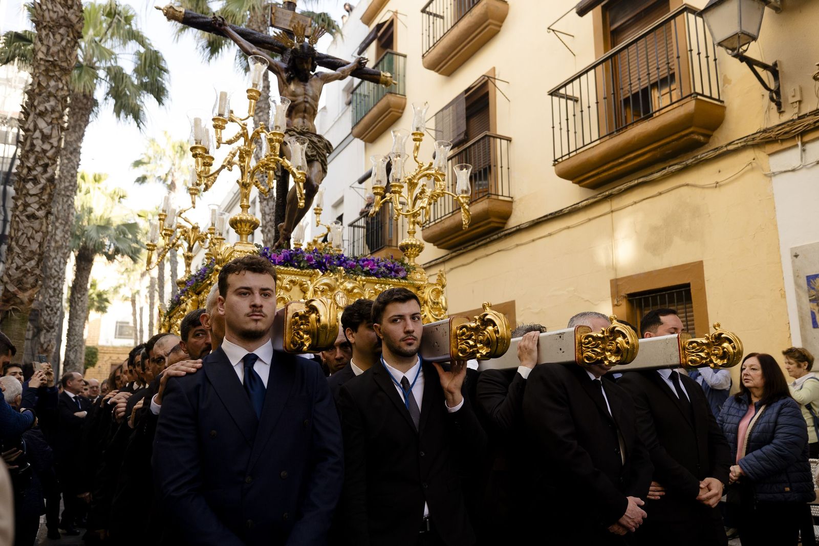 Las imágenes del vía crucis del Cristo de la Misericordia, de la hermandad de La Palma, a la Catedral