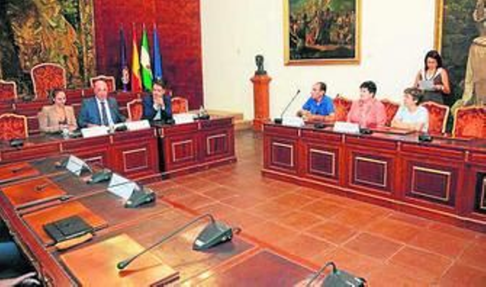 Aurora Barbero y Antonio Ruiz, durante la firma de los convenios.