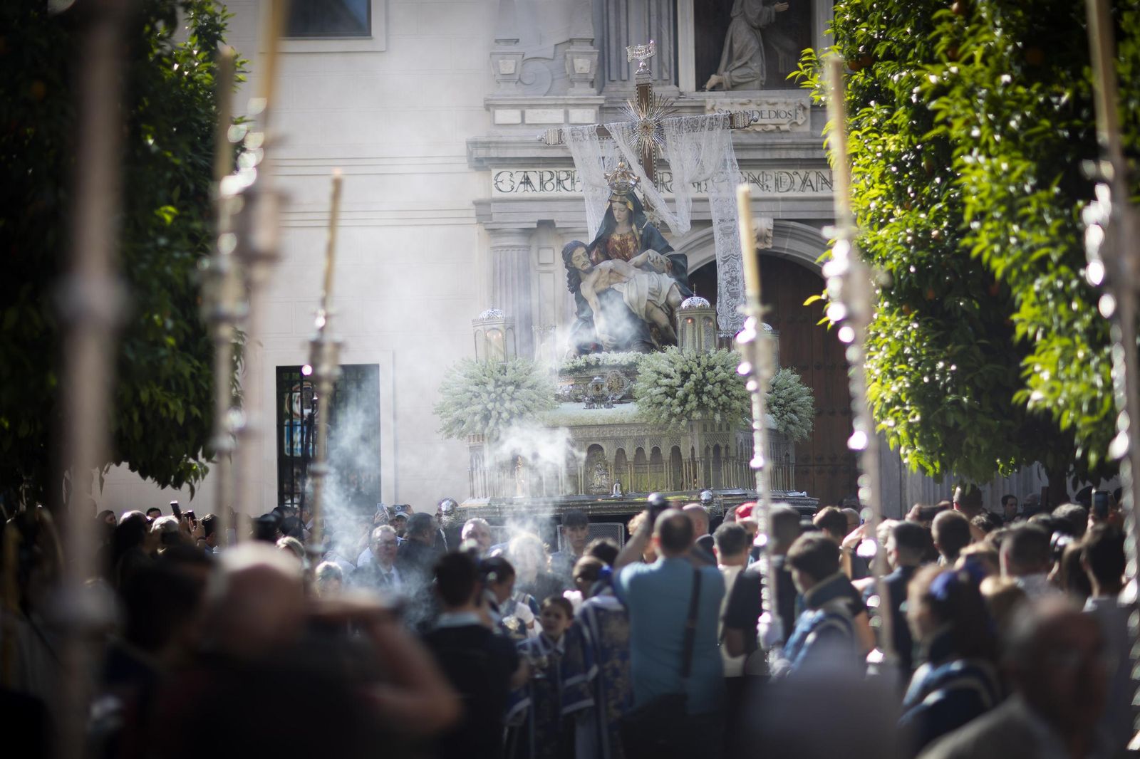 Santa María de la Alhambra, con el Hospital de San Juan de Dios de fondo.