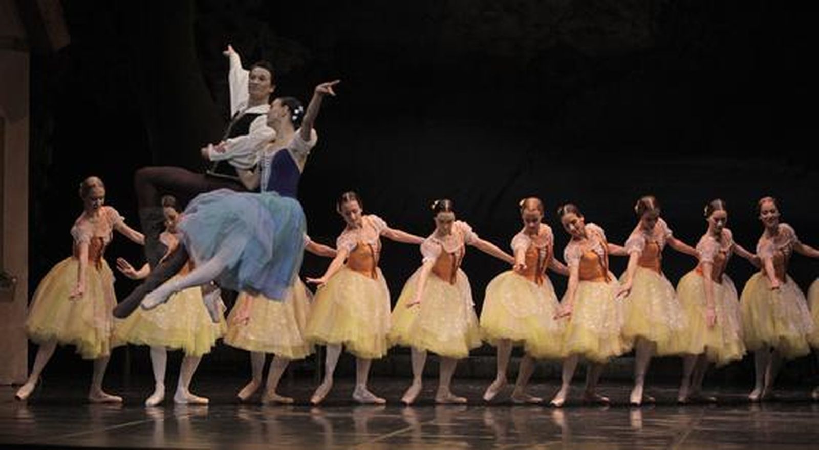 Imágenes de 'Giselle' en el Teatro de la Maestranza. / Antonio Pizarro