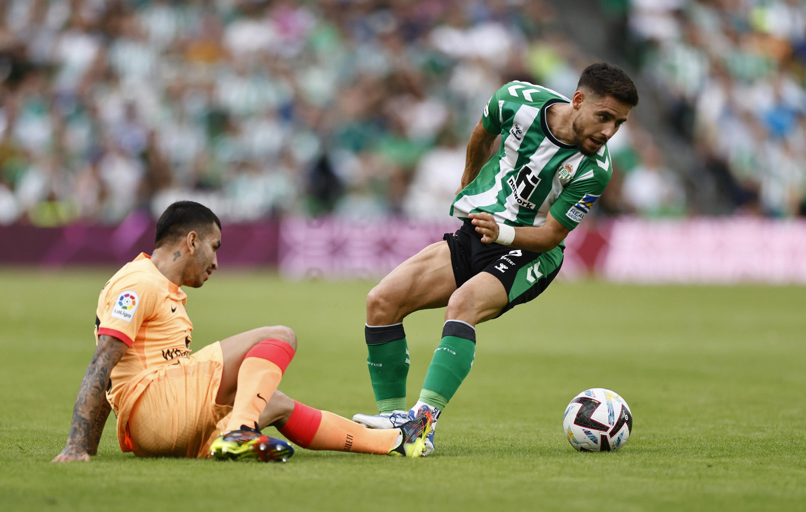 Álex Moreno, en un lance con Correa.
