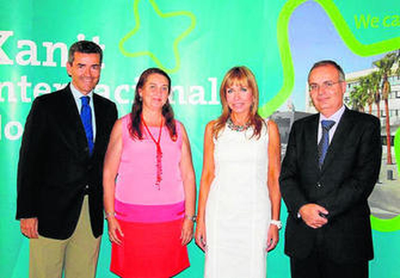 Responsables de Xanit y Sanitas, tras firmar el acuerdo.