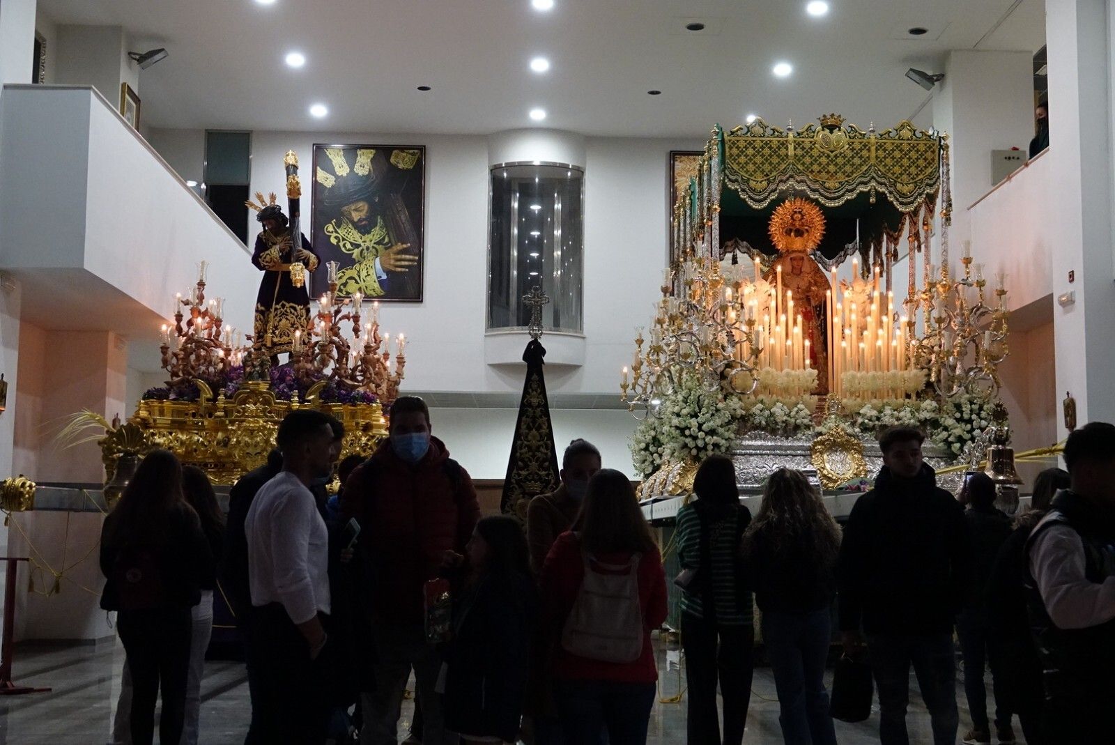 El Nazareno del Perdón y María Santísima de Nueva Esperanza en el interior de su casa hermandad.