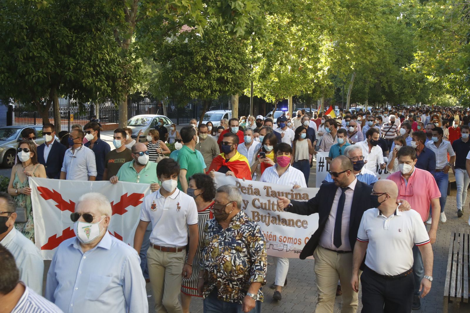 Manifestación del mundo del toro en Córdoba, a su paso por Gran Vía Parque.