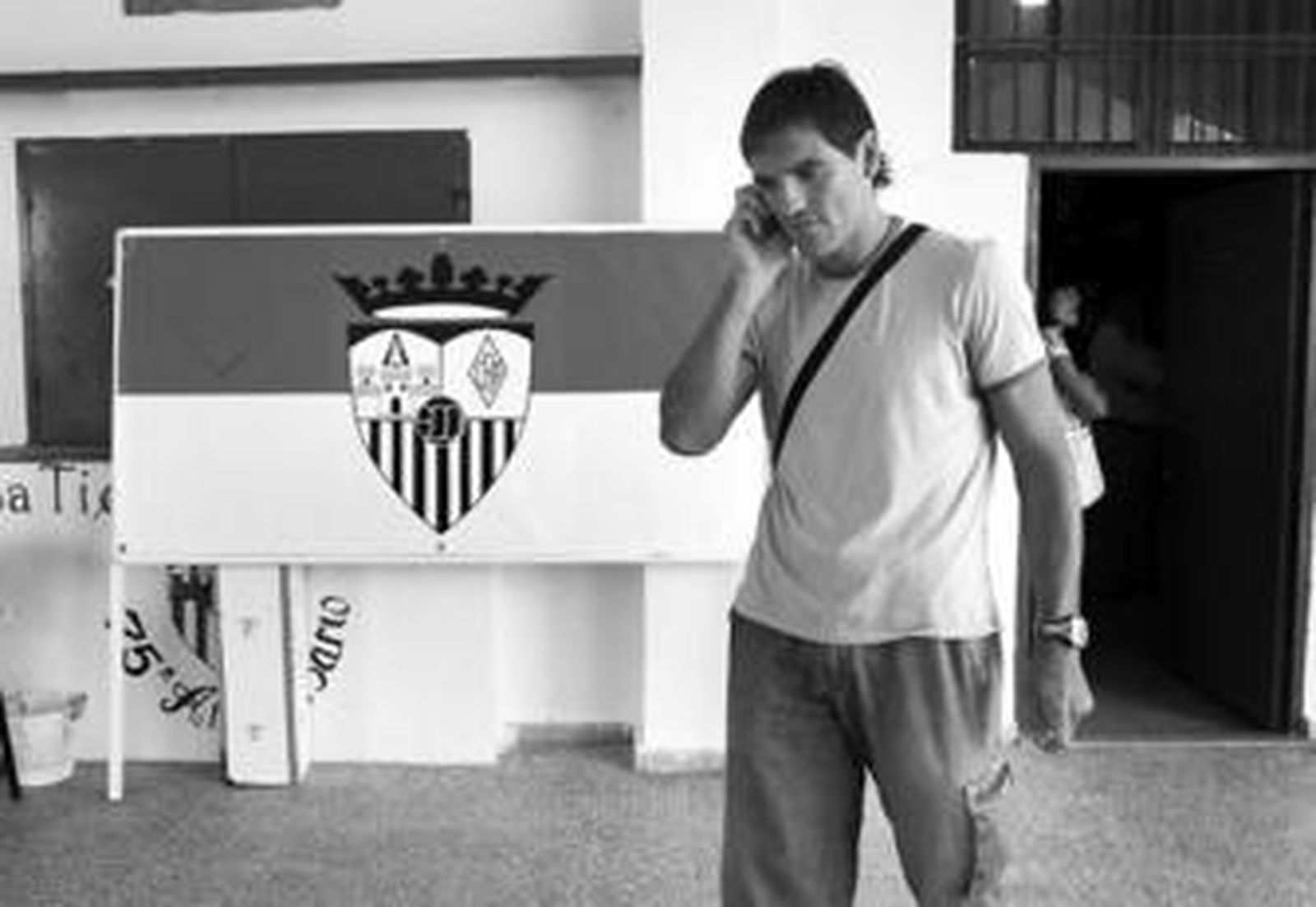 Paulino abandona las oficinas del Portuense tras desvincularse del club.