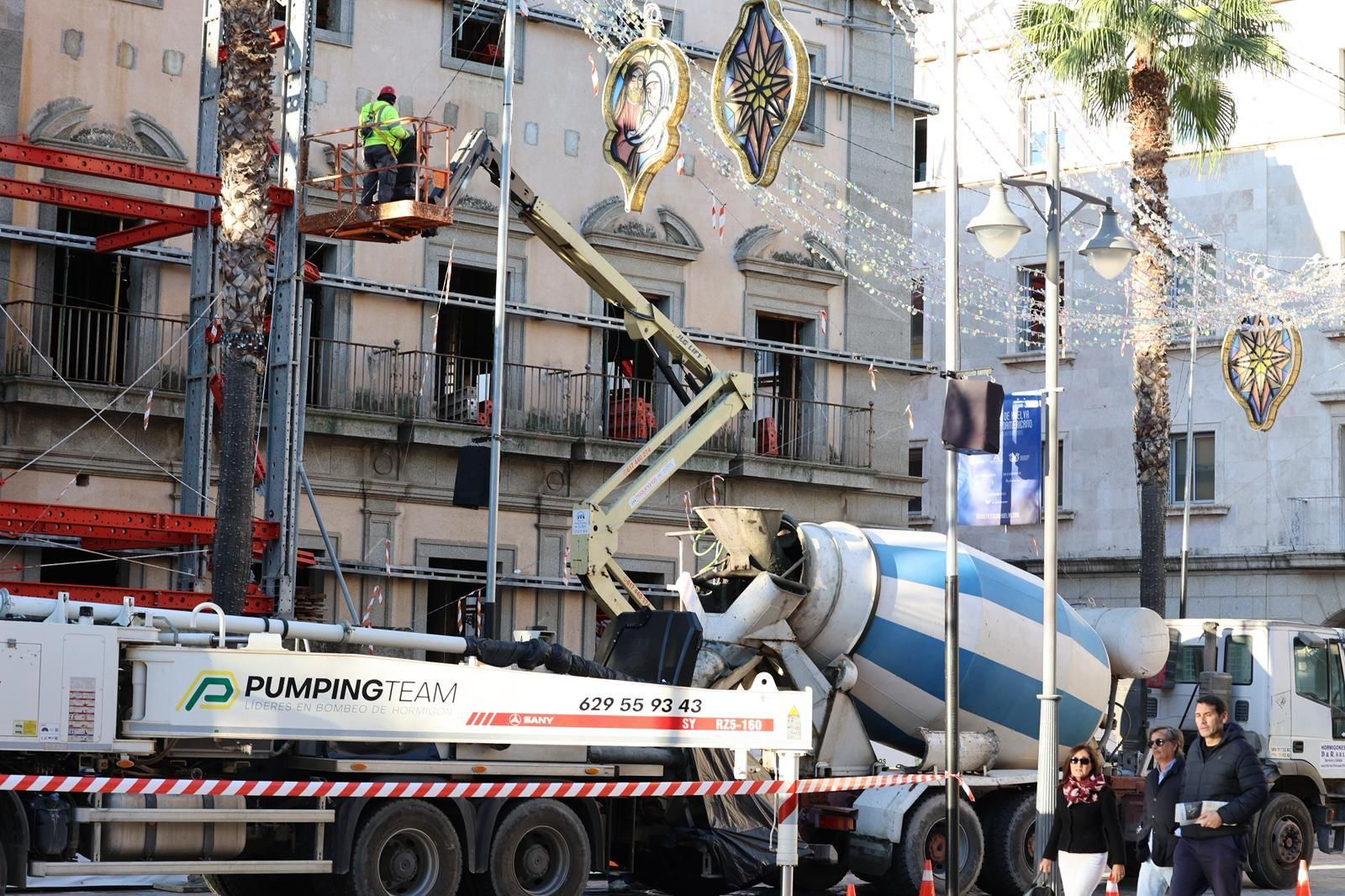 Adiós a las estructuras metálicas de Hacienda: imágenes de la retirada ante el inicio de la Navidad en Huelva