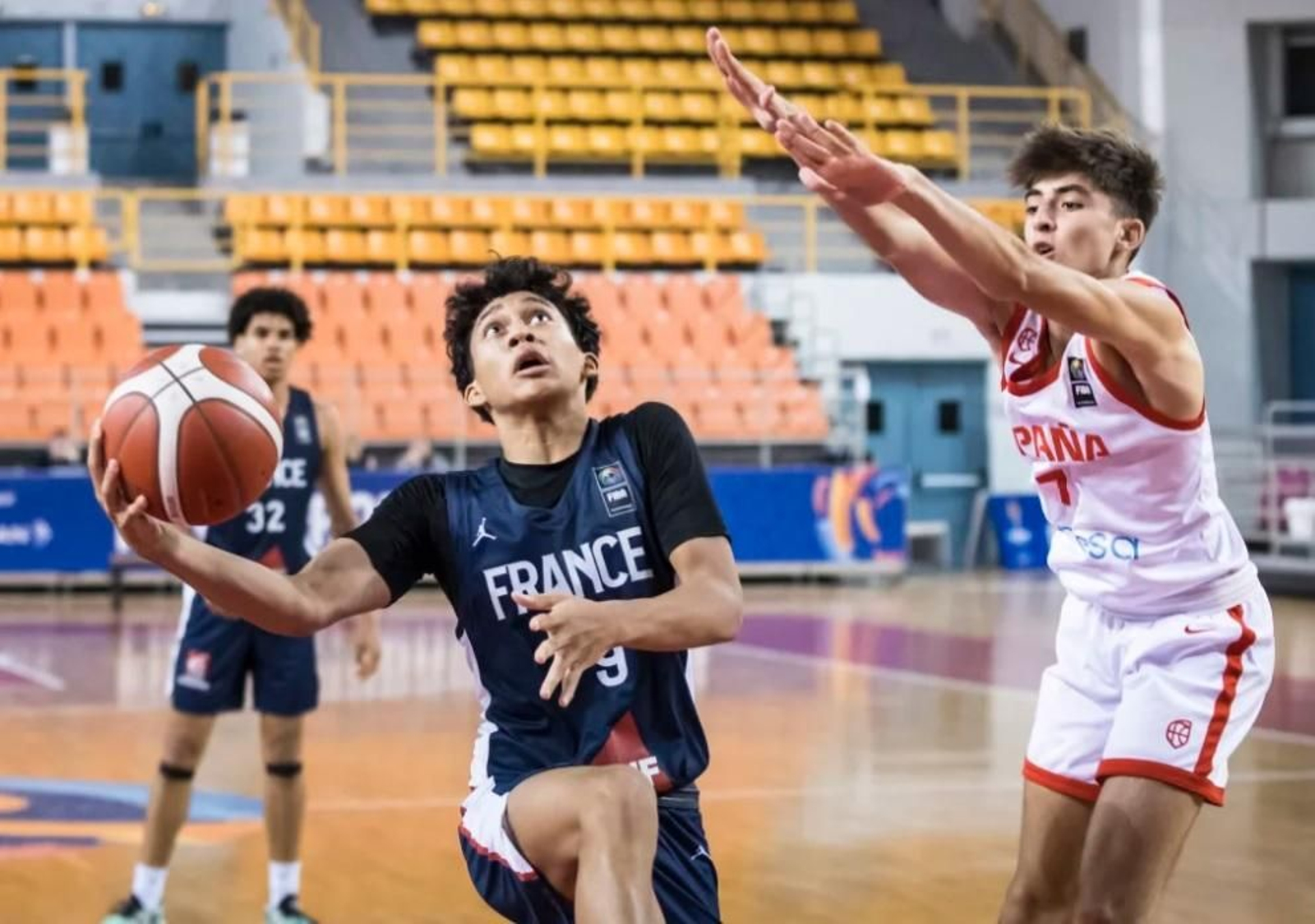 Daniel Carrasco defiende.