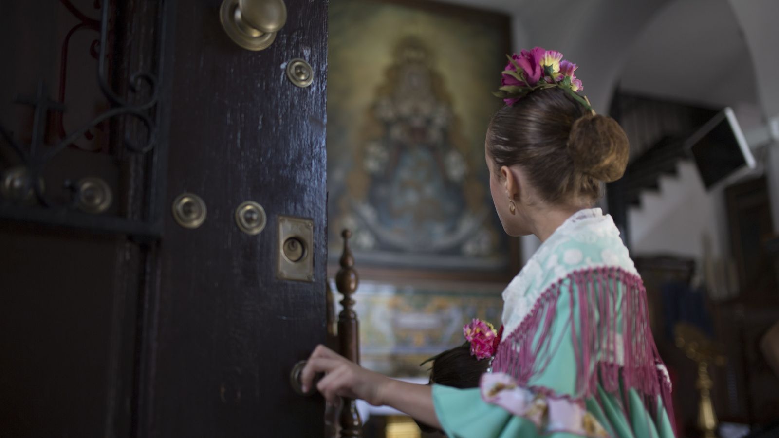 Una peregrina en la capilla de la Hermandad del Rocío de Coria.