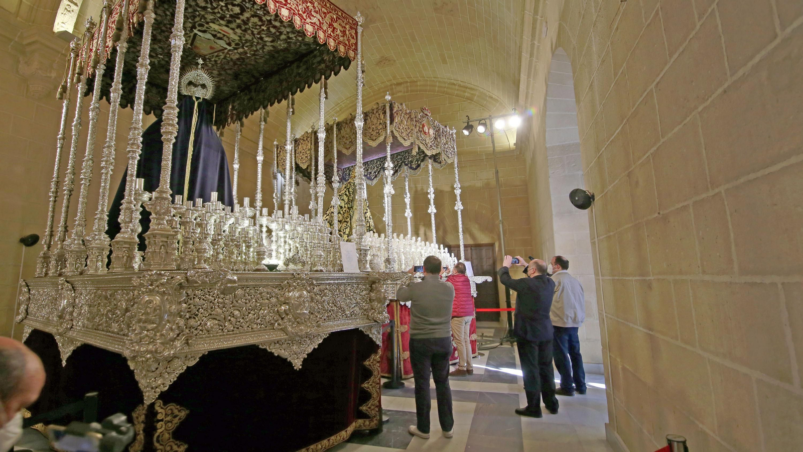 Imágenes de la magna exposición de las cofradías en Los Claustros