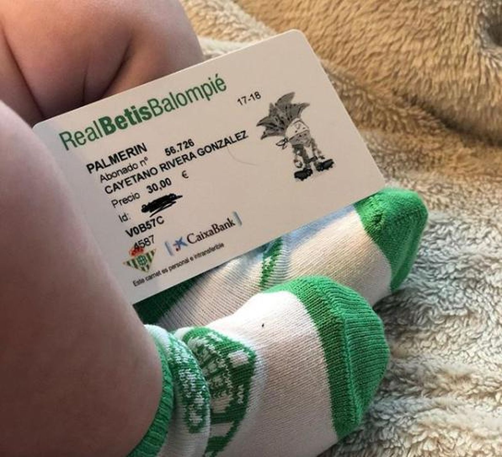 El carnet del Real Betis del pequeño Cayetano.