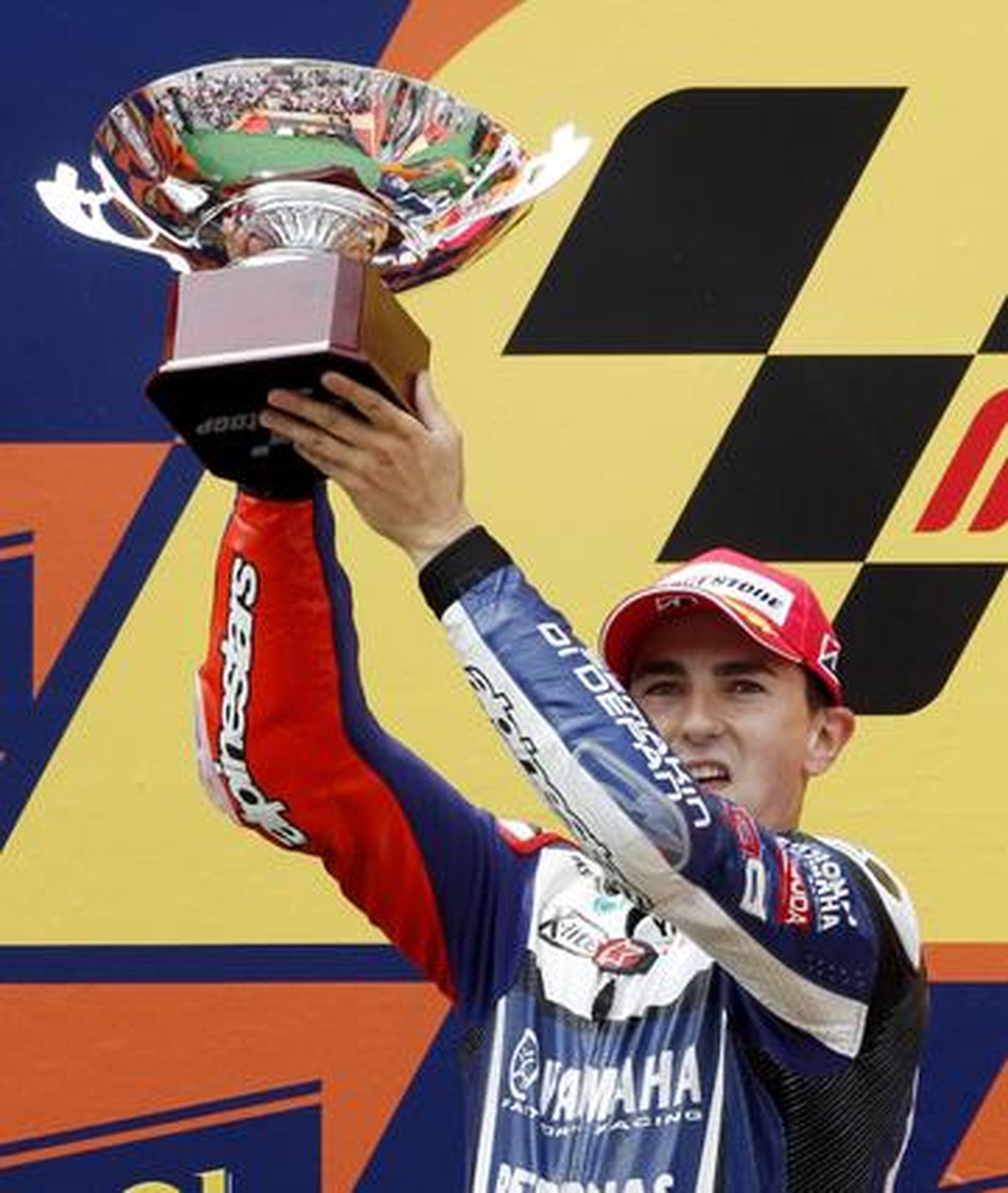 Lorenzo levanta el trofeo de subcampeón. / Reuters