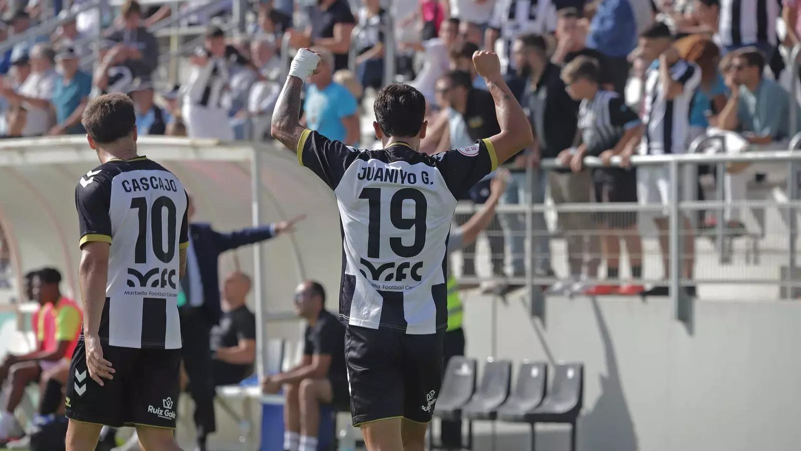 Juaniyo, de espaldas durante una celebración.