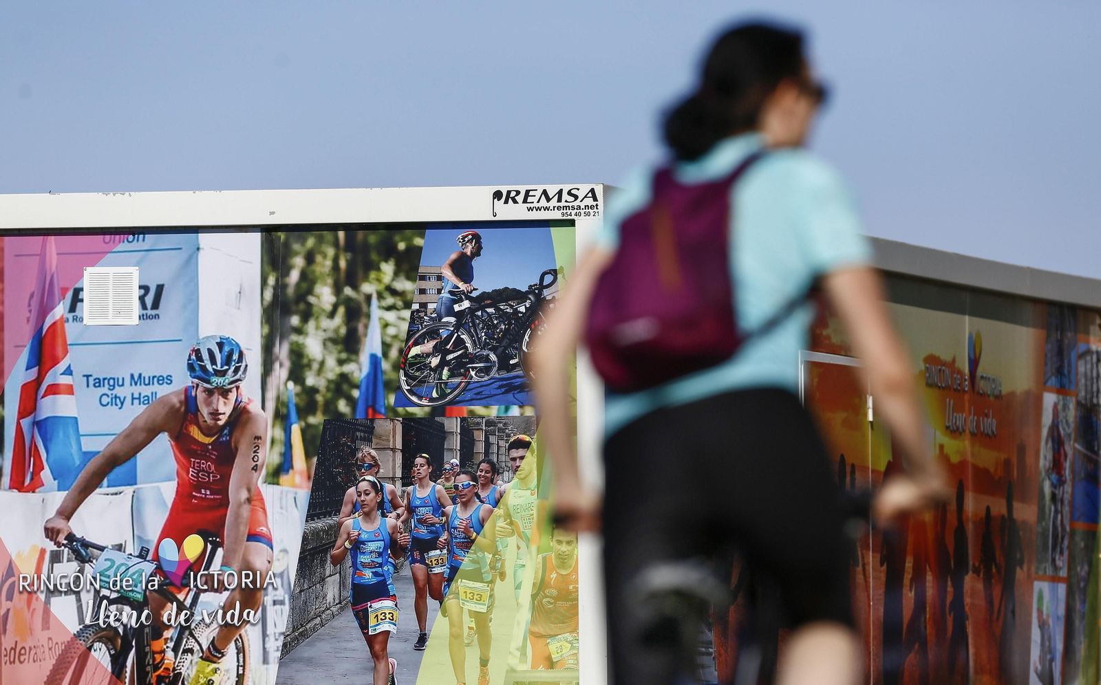Runners y ciclistas salen al atardecer, en fotos