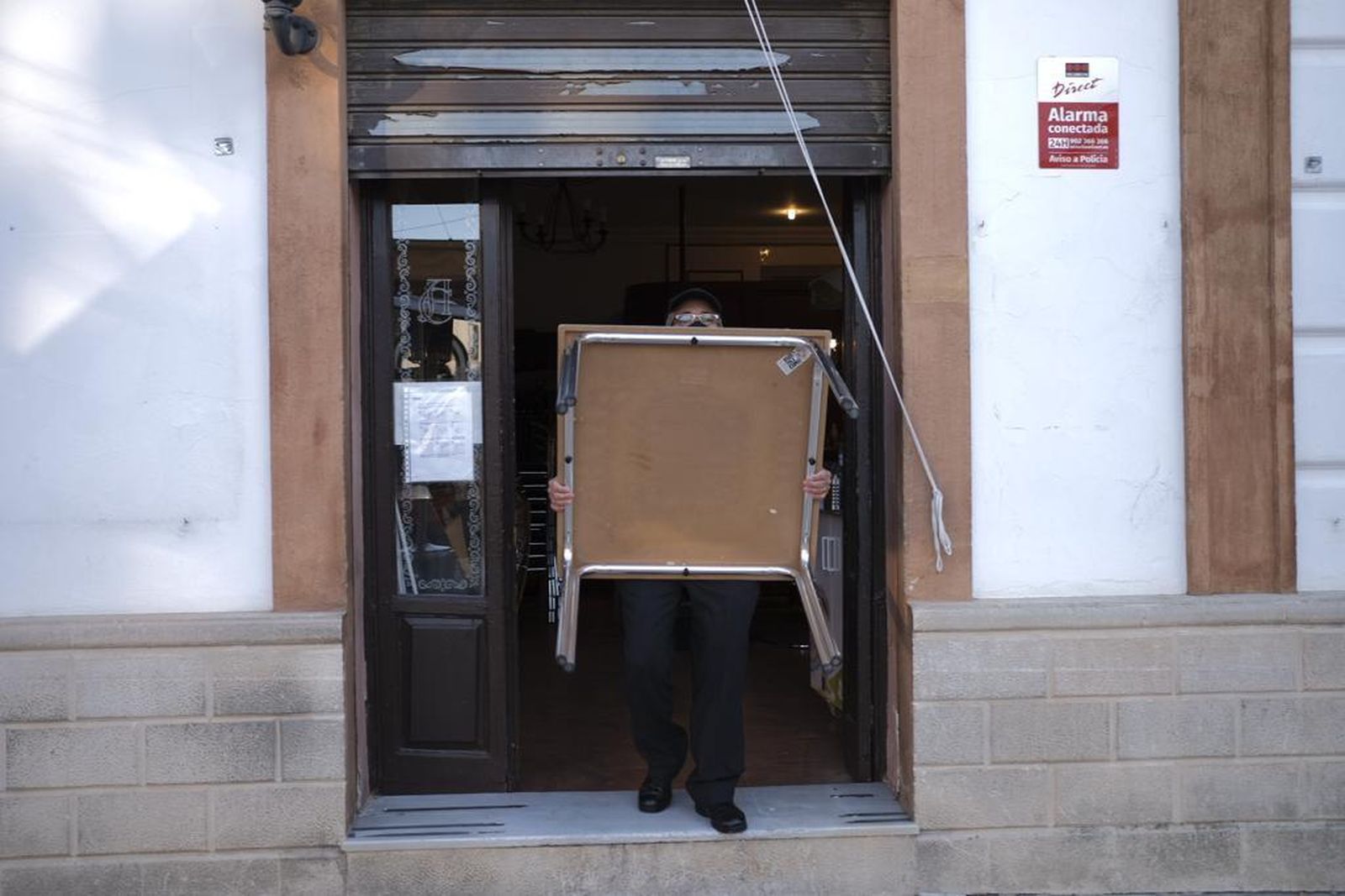 Un hostelero saca a la calle una mesa en Ronda