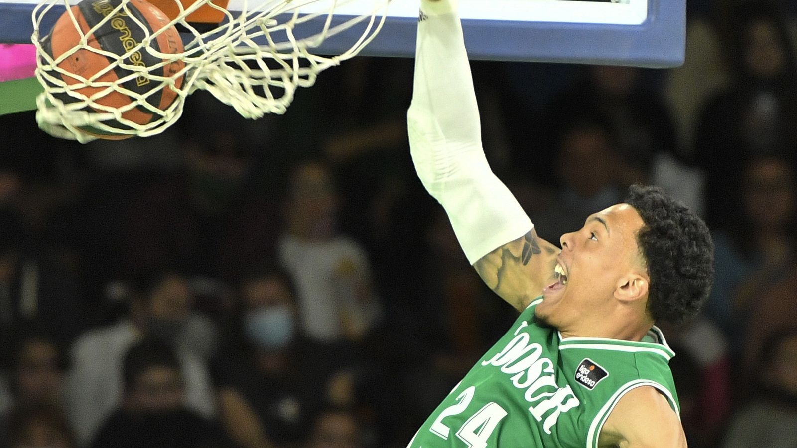 Mate de Wiley durante el partido.