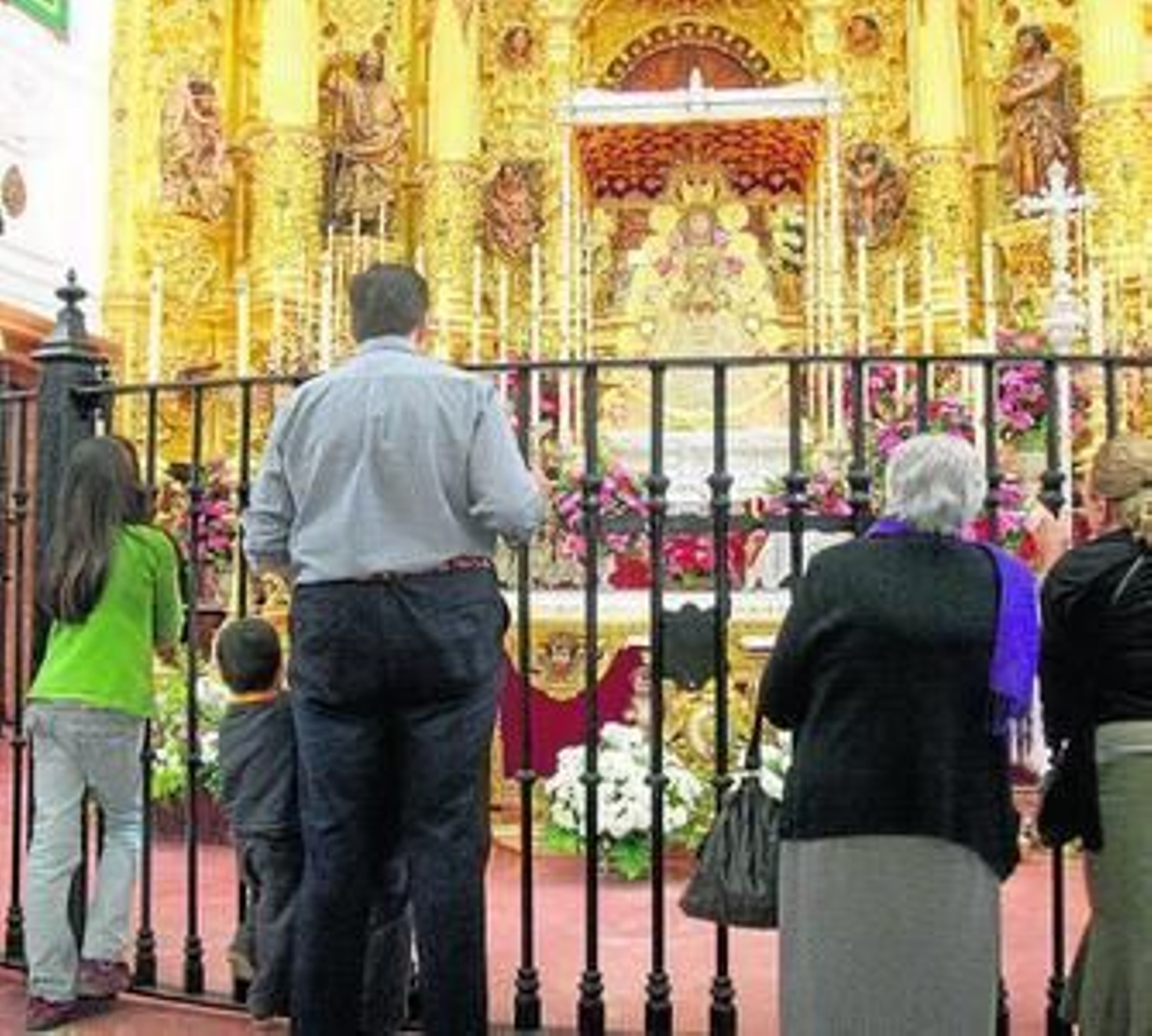 Los santeros velan por el buen estado del santuario, que recibe numerosas visitas durante todo el año.