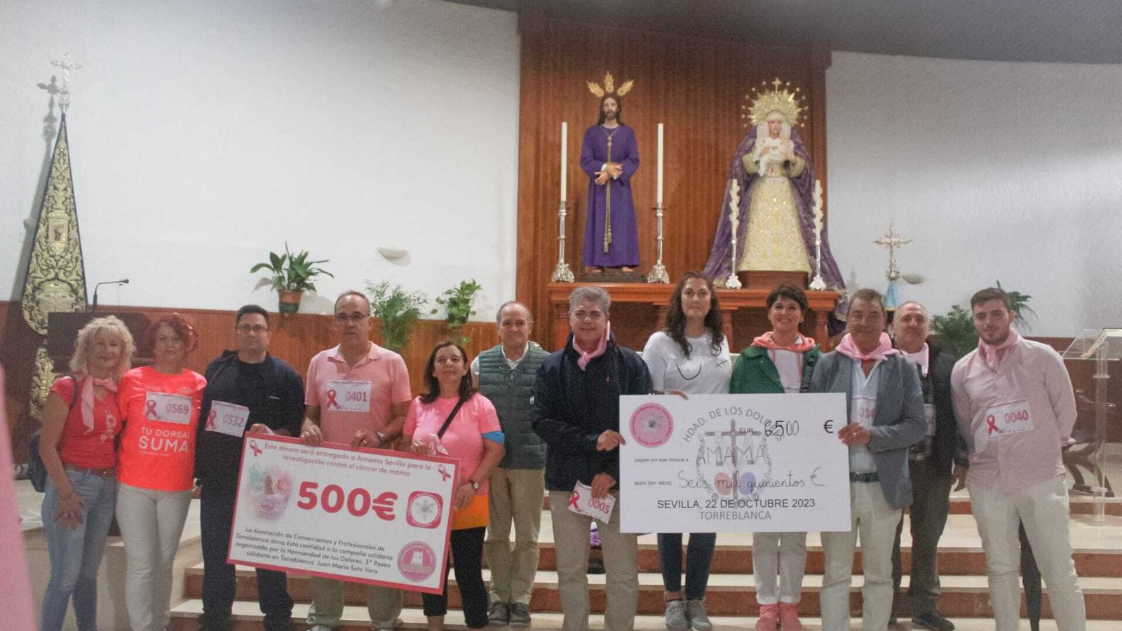 Entrega de los donativos ante los titulares de la cofradía