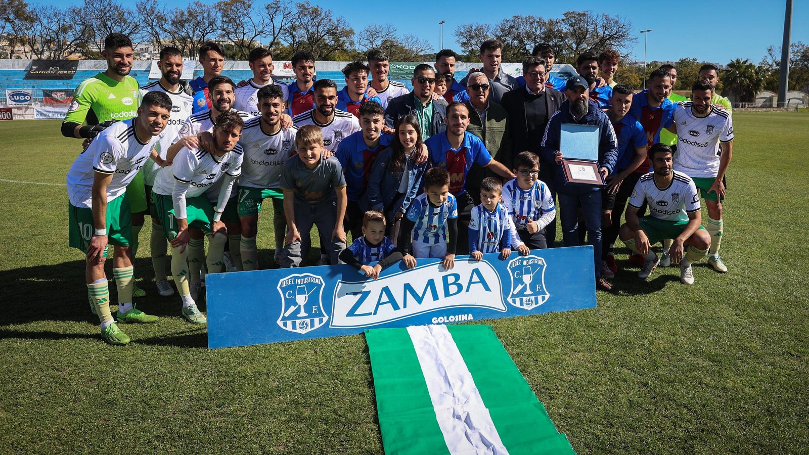 Ambos equipos posaron juntos antes del inicio del encuentro.