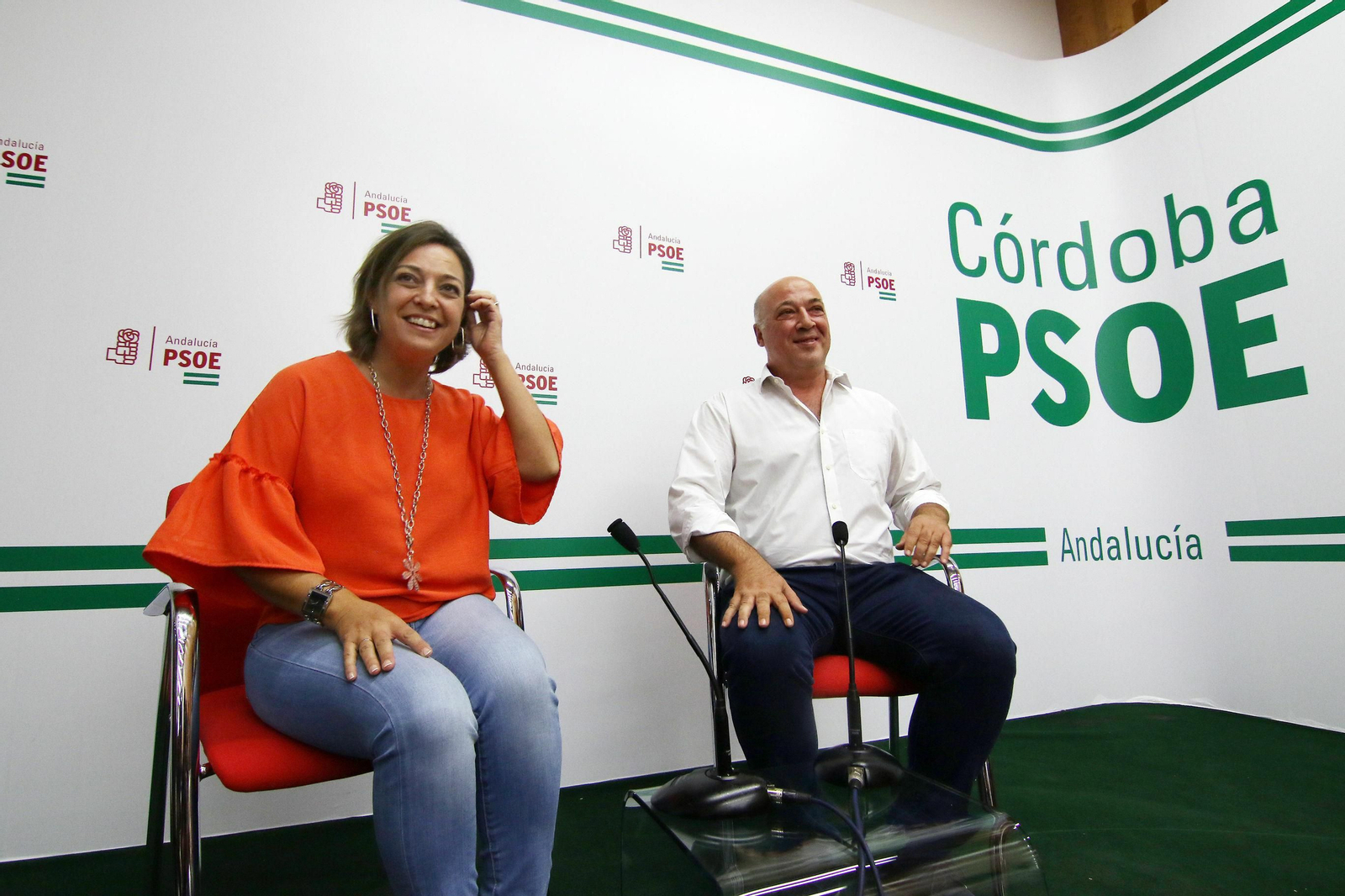 Isabel Ambrosio y Antonio Ruiz en un acto en la sede provincial del PSOE cordobés.