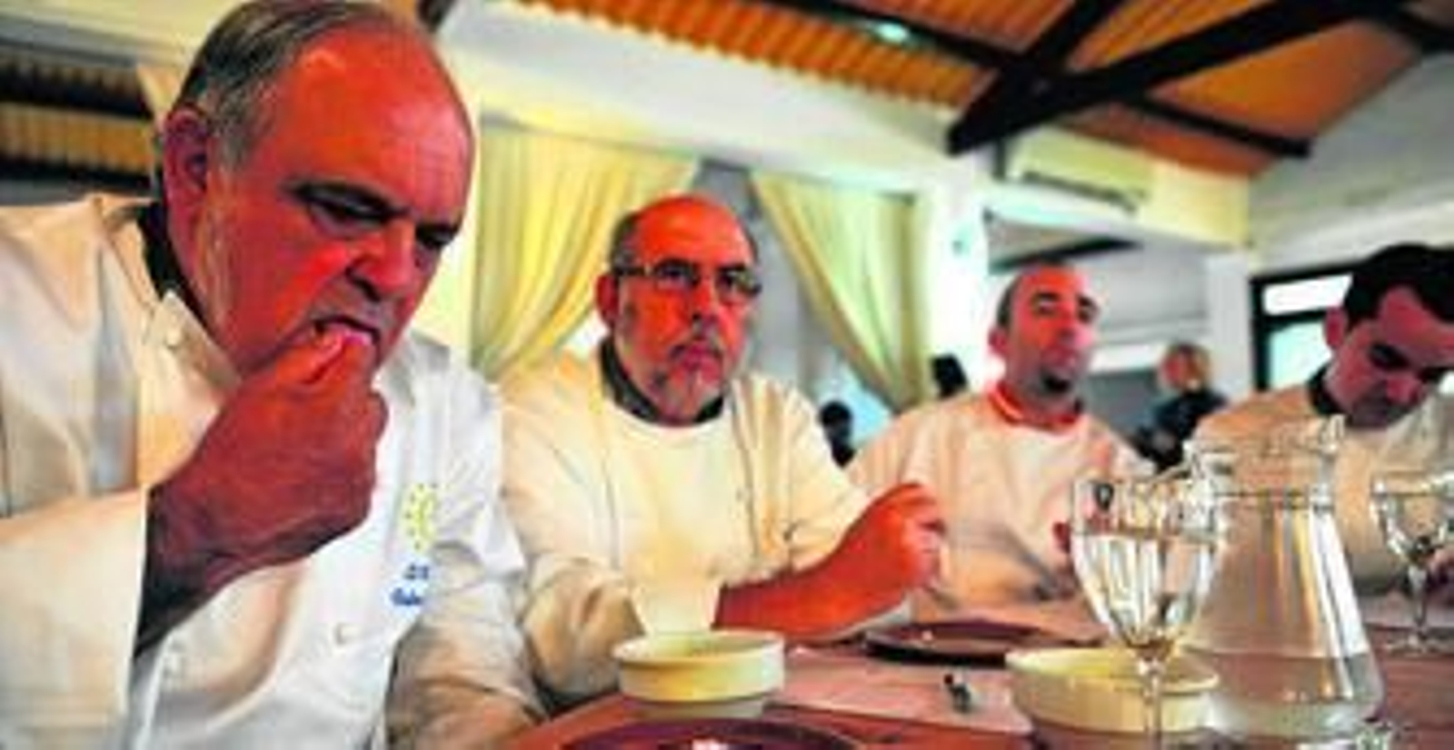 Cocineros de Euro-Toques participan en una cata de sal que se celebró en La Isla hace unos años.