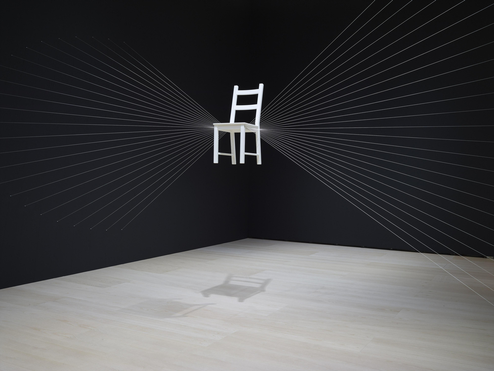 Audacia y rigor. Ya sea con un 'Mapa de las risas'  (arriba) o con obras como 'Entrada a una exposición' o 'Instalación con elementos eléctricos' (ambas a la derecha) o  con las instalaciones dedicadas a la silla, la muestra de Esther Ferrer es un ejemplo de los atrevimientos y la inteligencia de la autora.