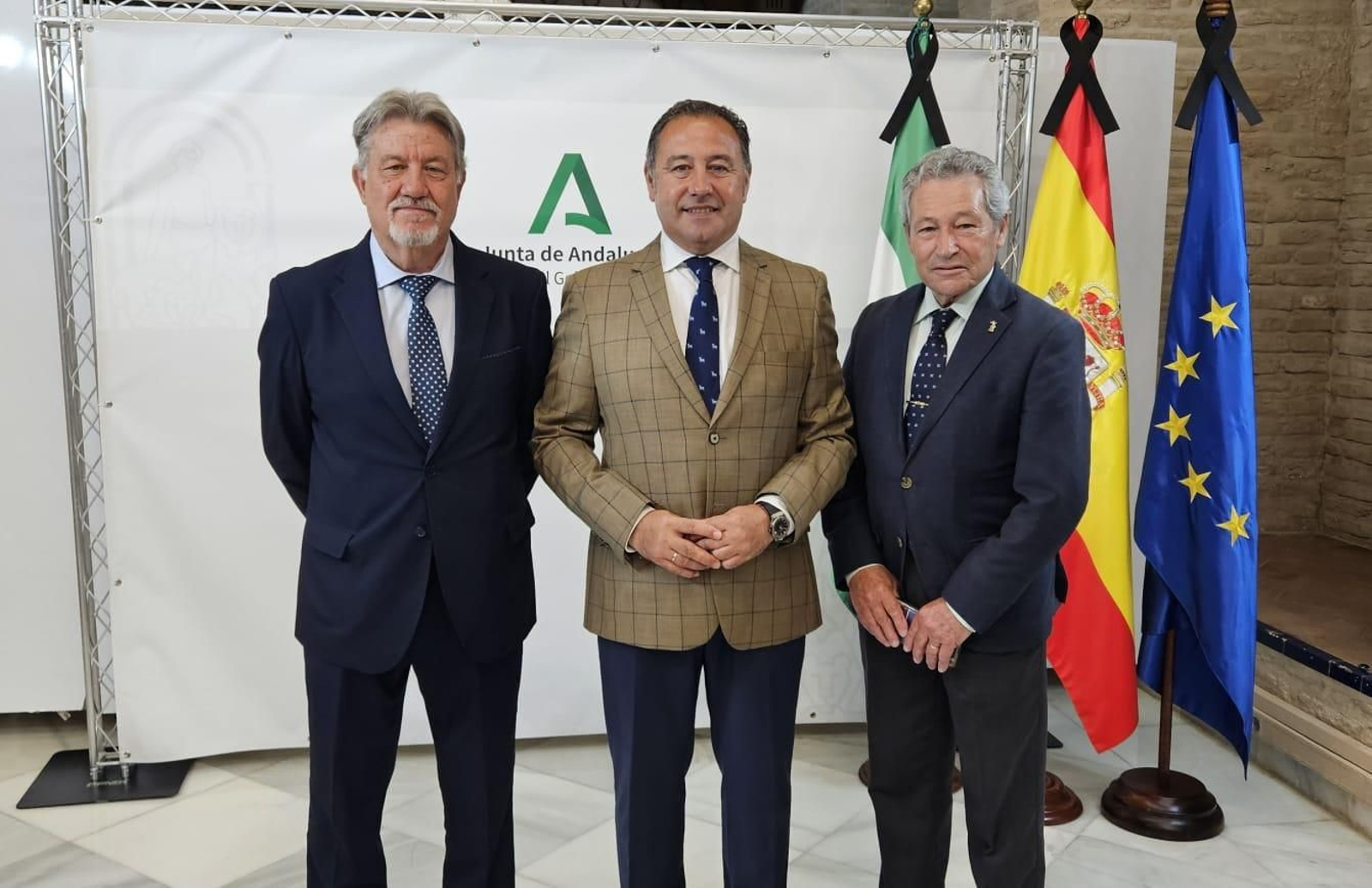 Rafael Torres junto al delegado del gobierno, Ricardo Sánchez, y el presidente Fernández-Rey.