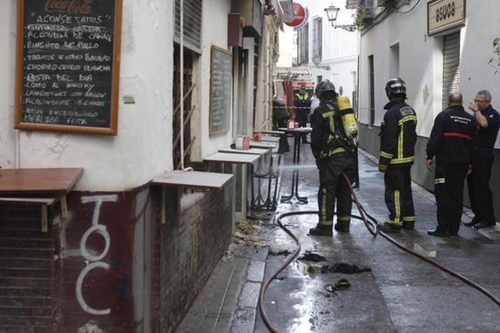El suceso ha tenido lugar en el Café-Bar Er Tito en la calle José Gestoso.   Foto: Ruesga Bono/José Ángel García