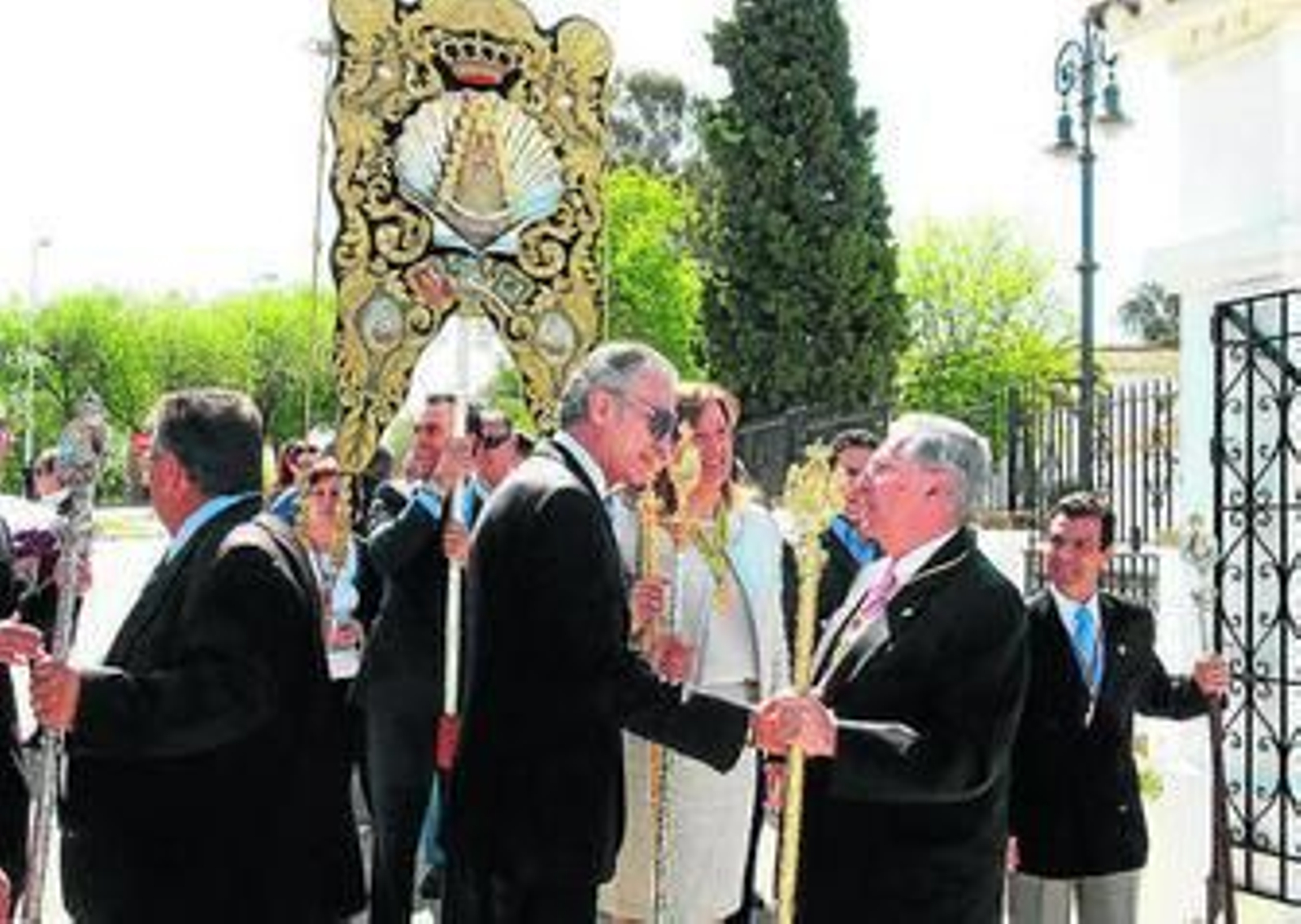La comitiva, recibida a las puertas del Santuario. La comitiva, recibida a las puertas del Santuario.