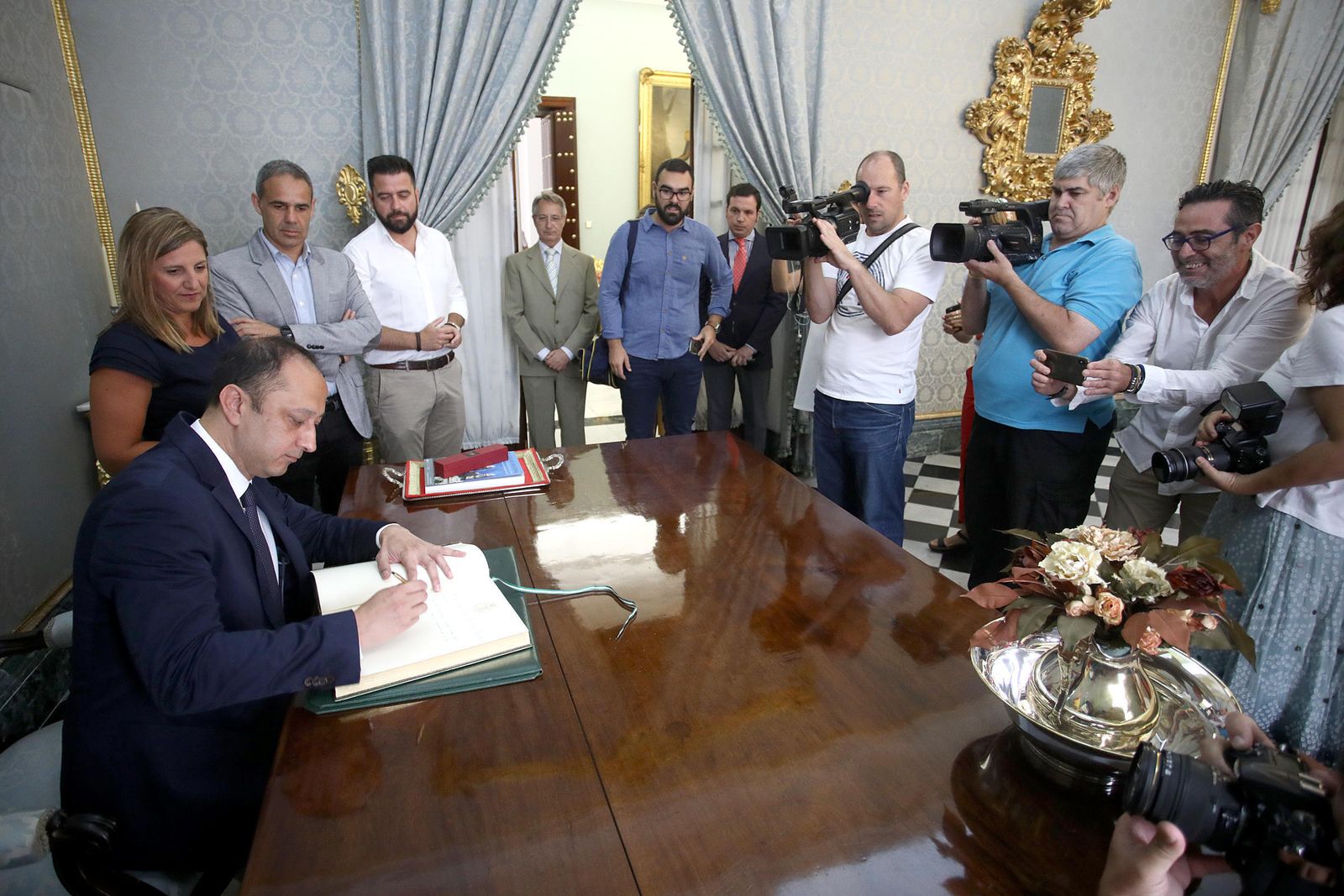 El delegado del Gobierno en Andalucía firma en el libro de honor de la Diputación, junto a Irene García.