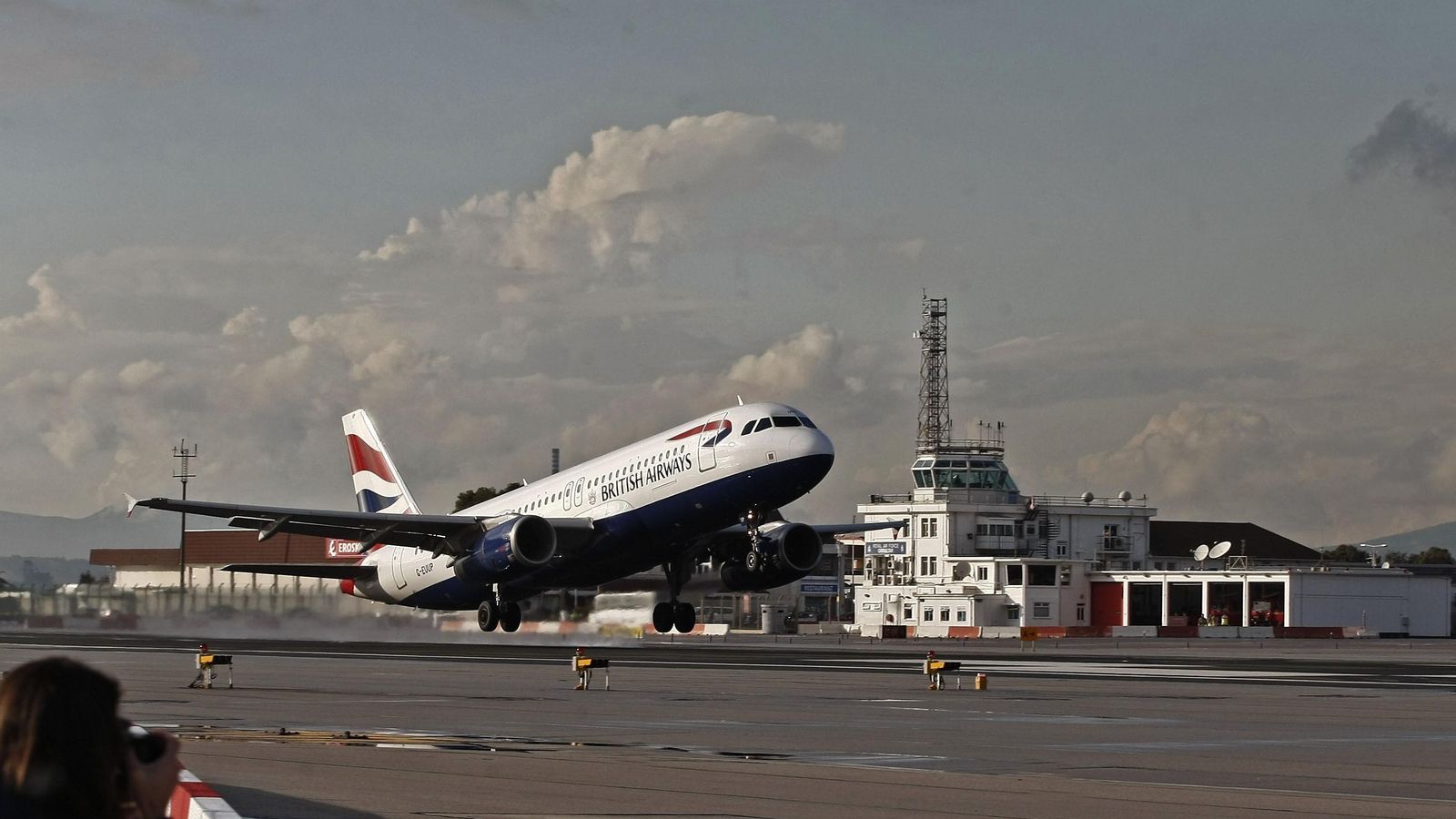 Un avión despega del aeropuerto de Gibraltar Un avión despega del aeropuerto de Gibraltar