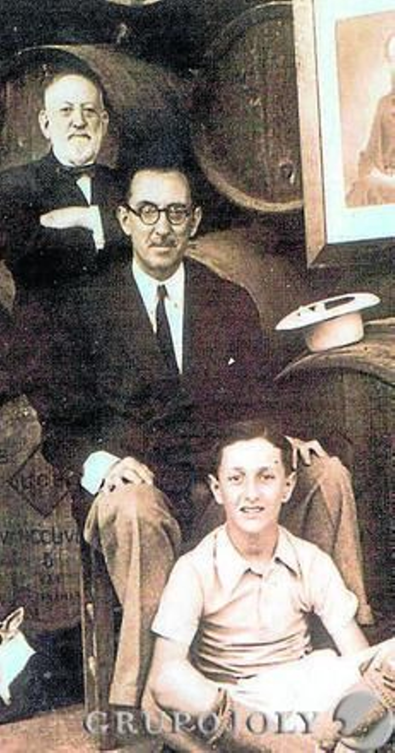 Una curiosa estampa de cuatro generaciones. Pedro Nolasco, su hijo Manuel María y Mauricio. A la izquierda aparece en un retrato el patriarca de la bodega, Manuel María González Ángel.