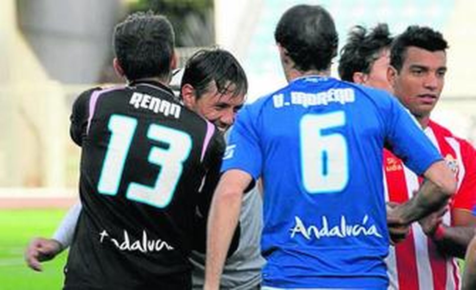 Diego Alves y Renan Brito se saludan justo antes de comenzar el encuentro.