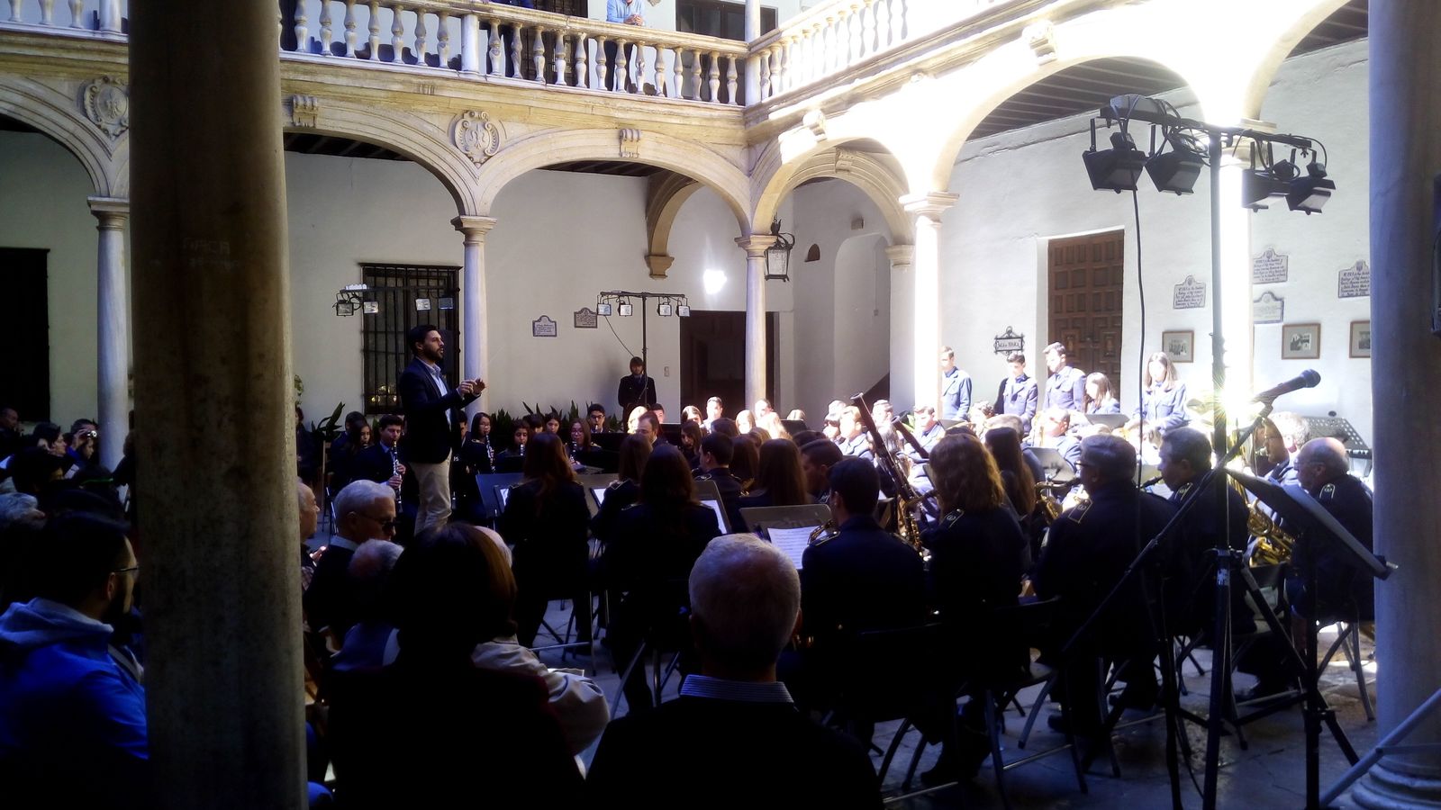 Un momento del concierto, ayer, con Víctor Ferrer dirigiendo a Mancha Real.