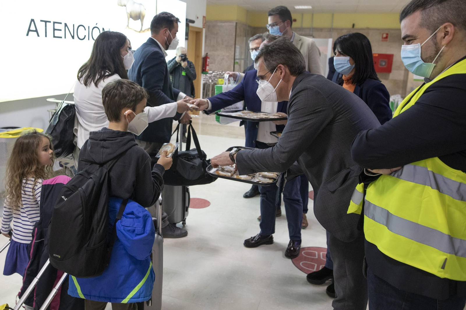La llegada del primer vuelo de Londres a Granada, en imágenes