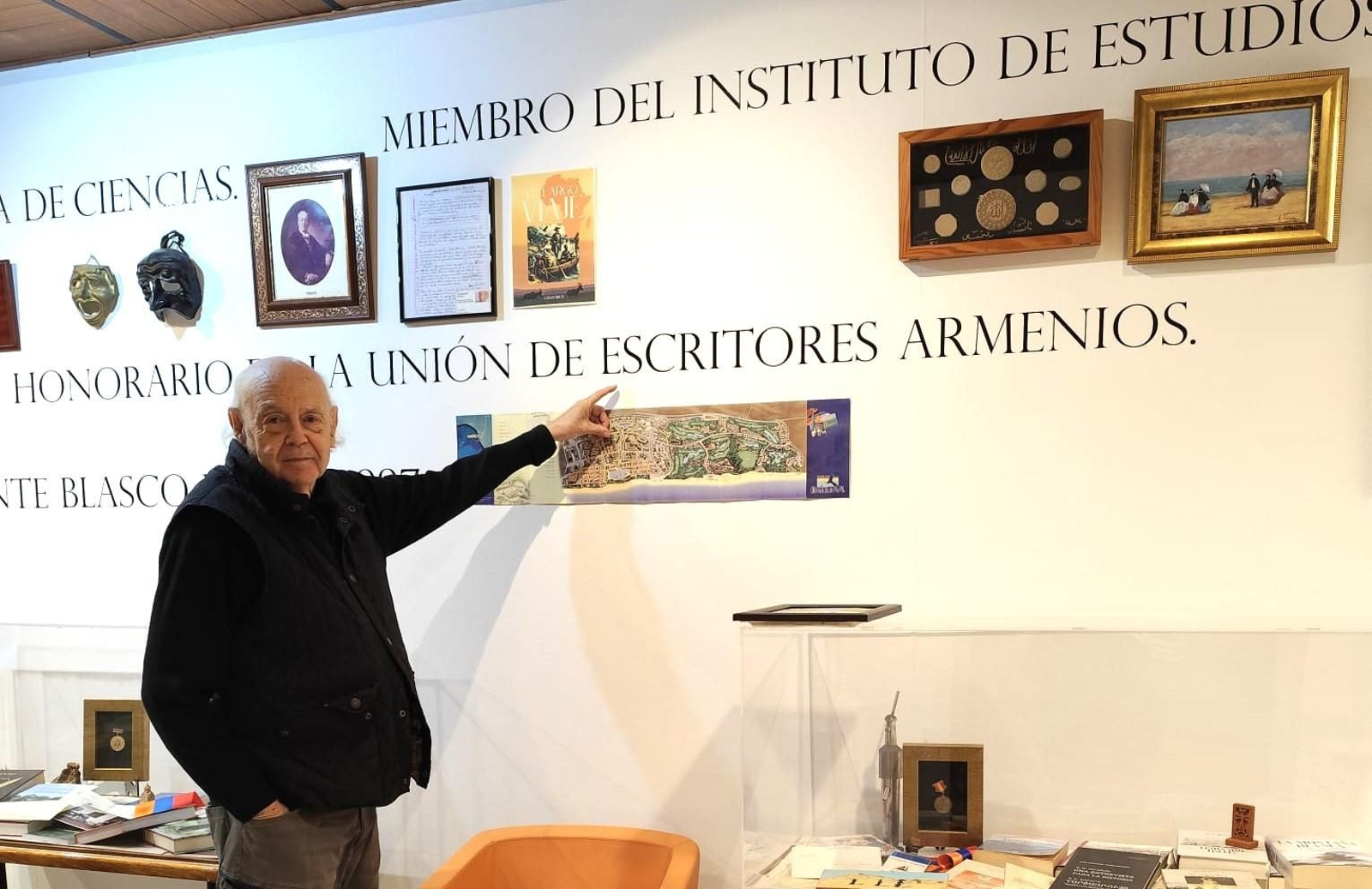 Gonzalo Hernández Guarch, ayer, durante el montaje de la exposición.