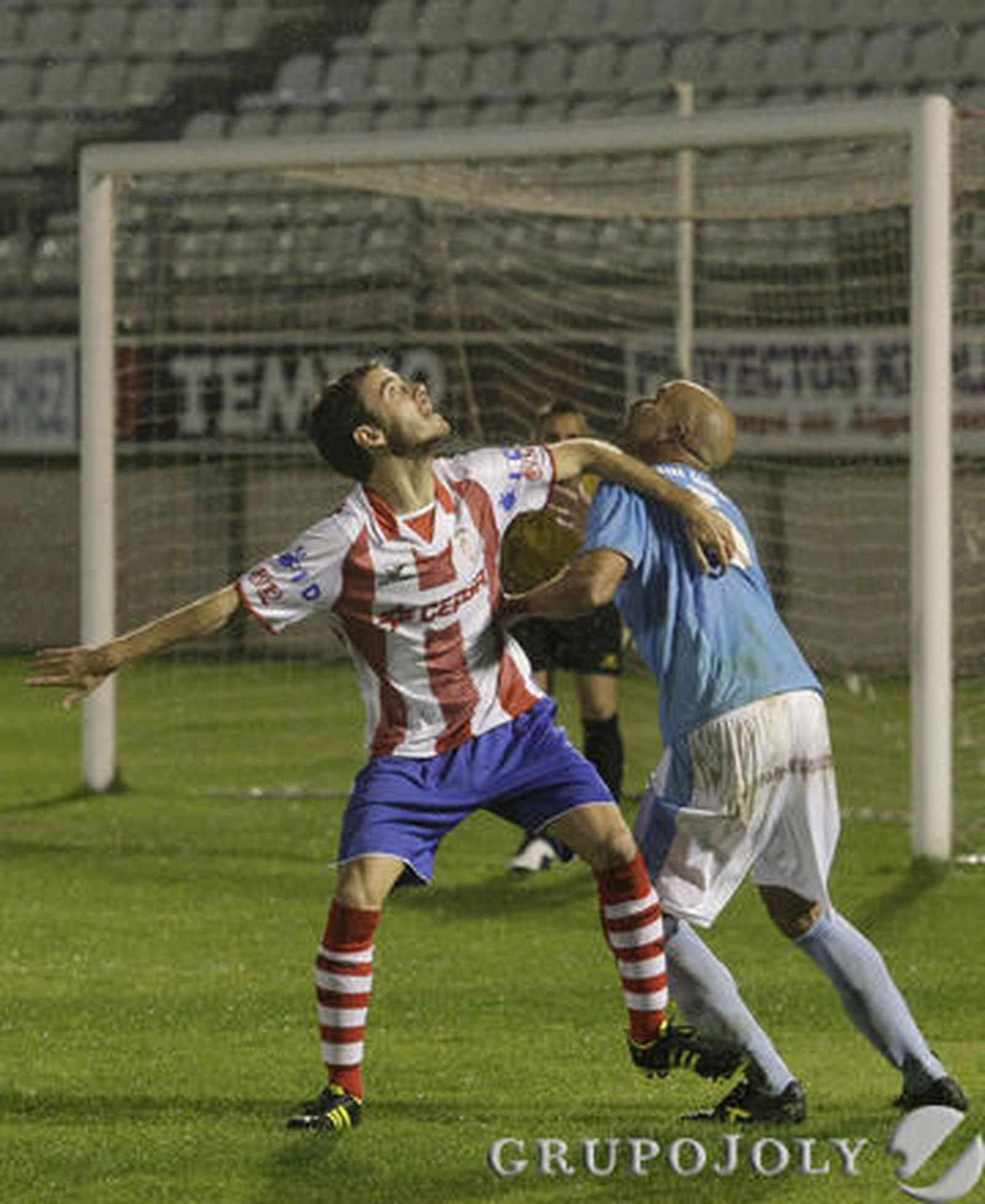 El Algeciras se aleja aún más de la zona de liguilla al perder en el Nuevo Mirador ante el San Fernando./Fotos:Erasmo Fenoy

Foto: Erasmo Fenoy