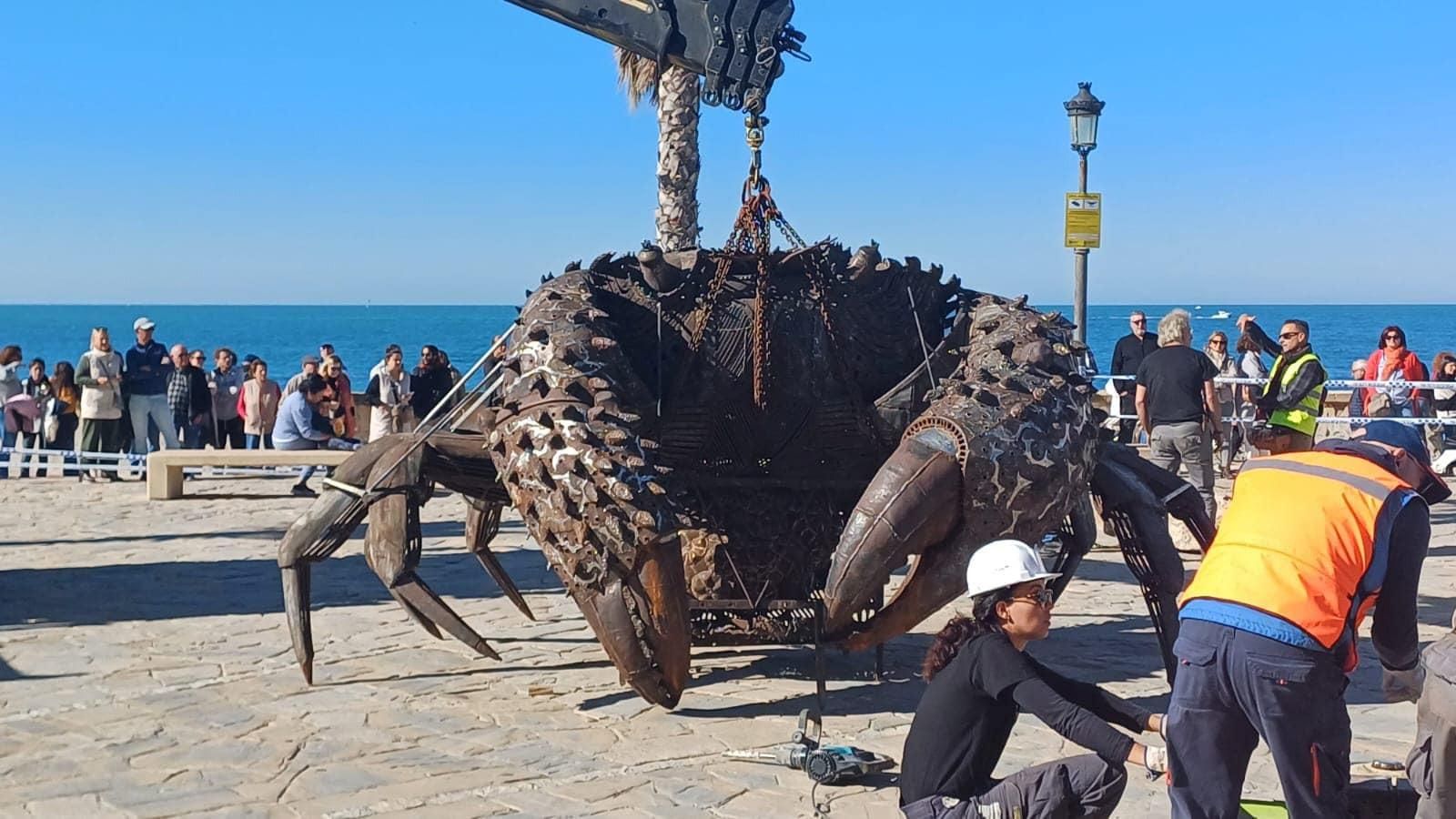 Montaje de la escultura del artista chipionero, Alfredo Zarazaga. Montaje de la escultura del artista chipionero, Alfredo Zarazaga.