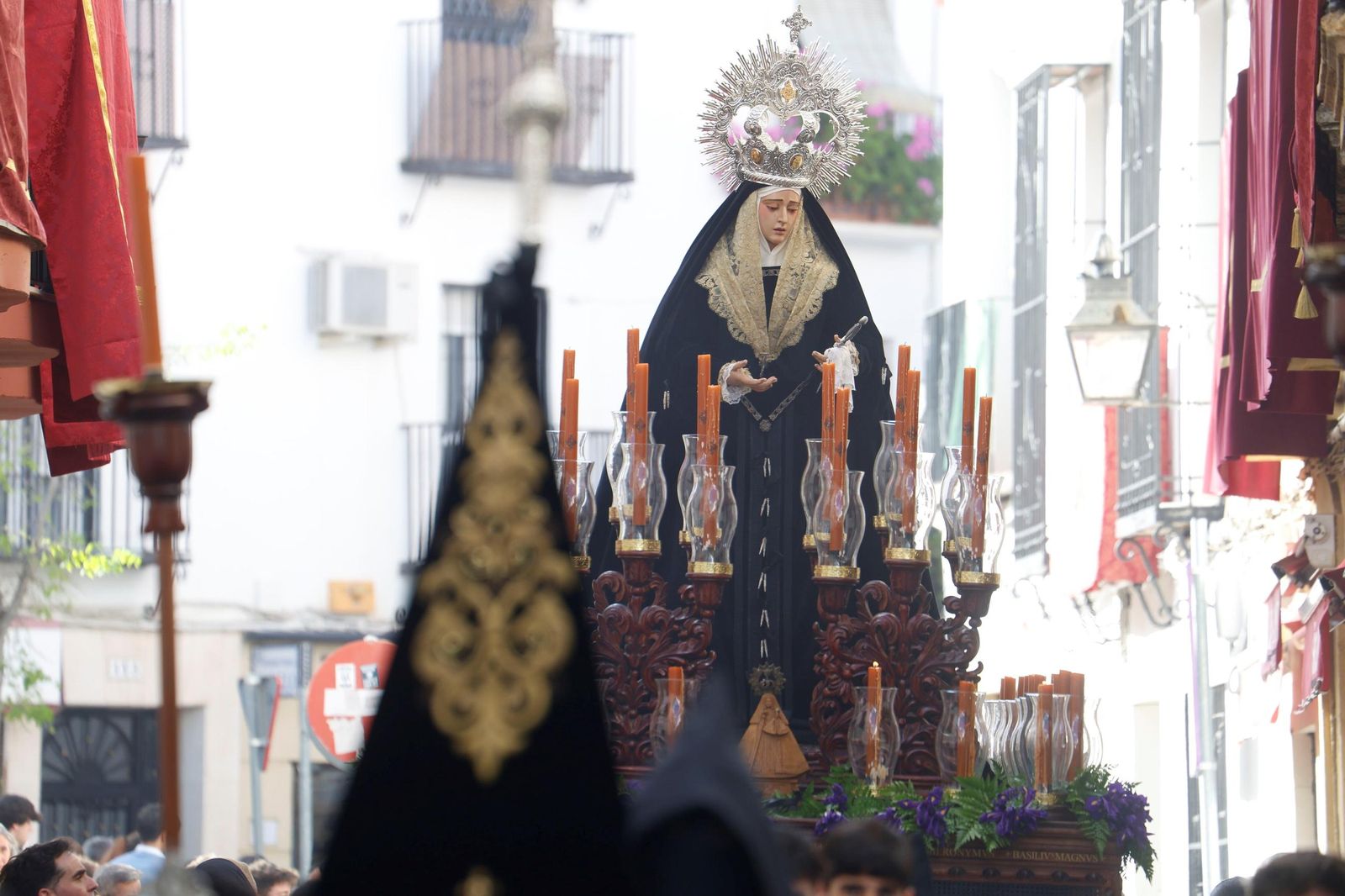 La procesión de la Universitaria en este Martes Santo de Córdoba, en imágenes