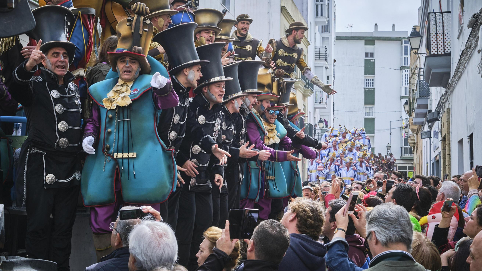 El coro 'Tócame' cantando en el carrusel de La Viña.
